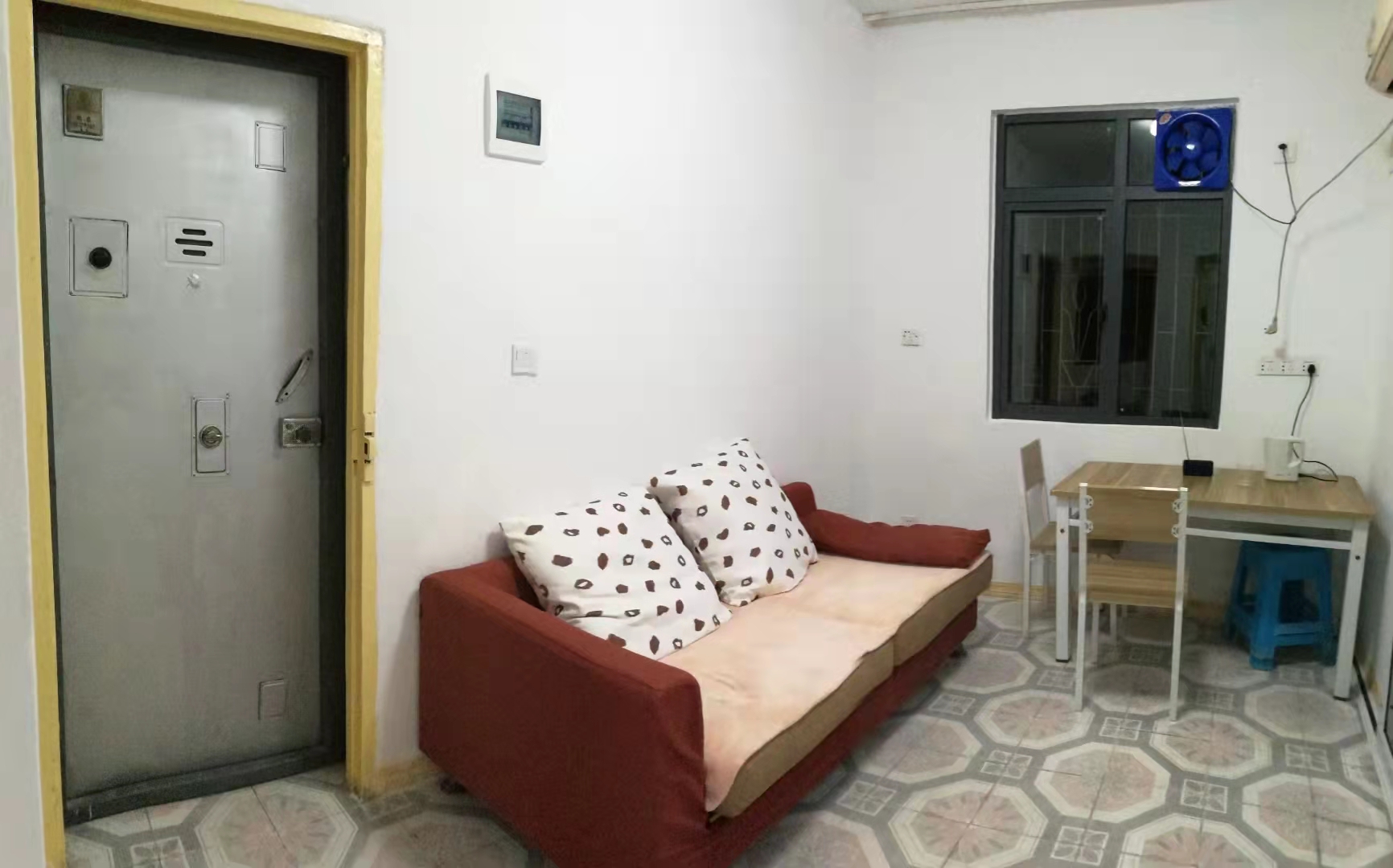 解放街散盘  2室1厅1卫    1000.0元/月 解放街散盘  2室1厅1卫    1000.0元/月