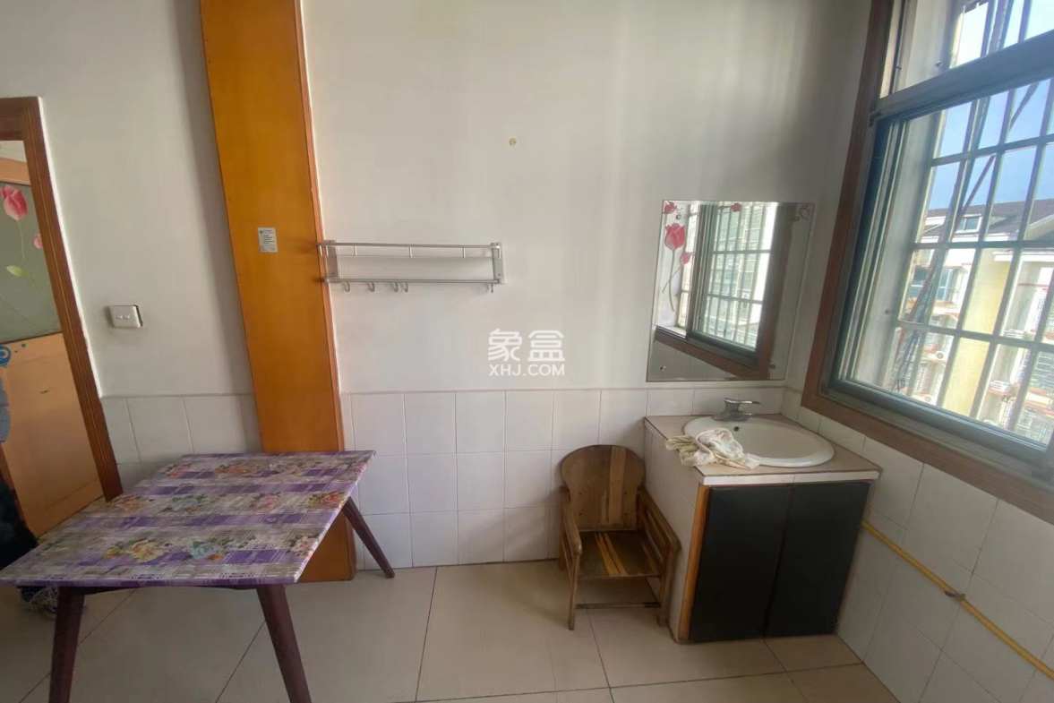 秀龙小区 3室1厅2卫 42.8万 秀龙小区 3室1厅2卫 42.8万客厅