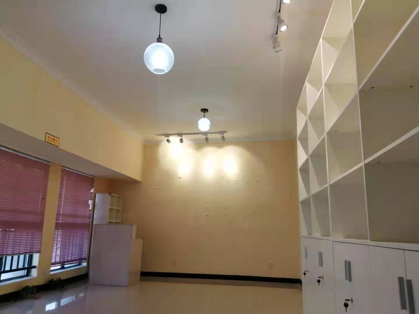 银泰财富广场 1室1厅1卫 1500.00元/月 银泰财富广场 1室1厅1卫 1500.00元/月室内图