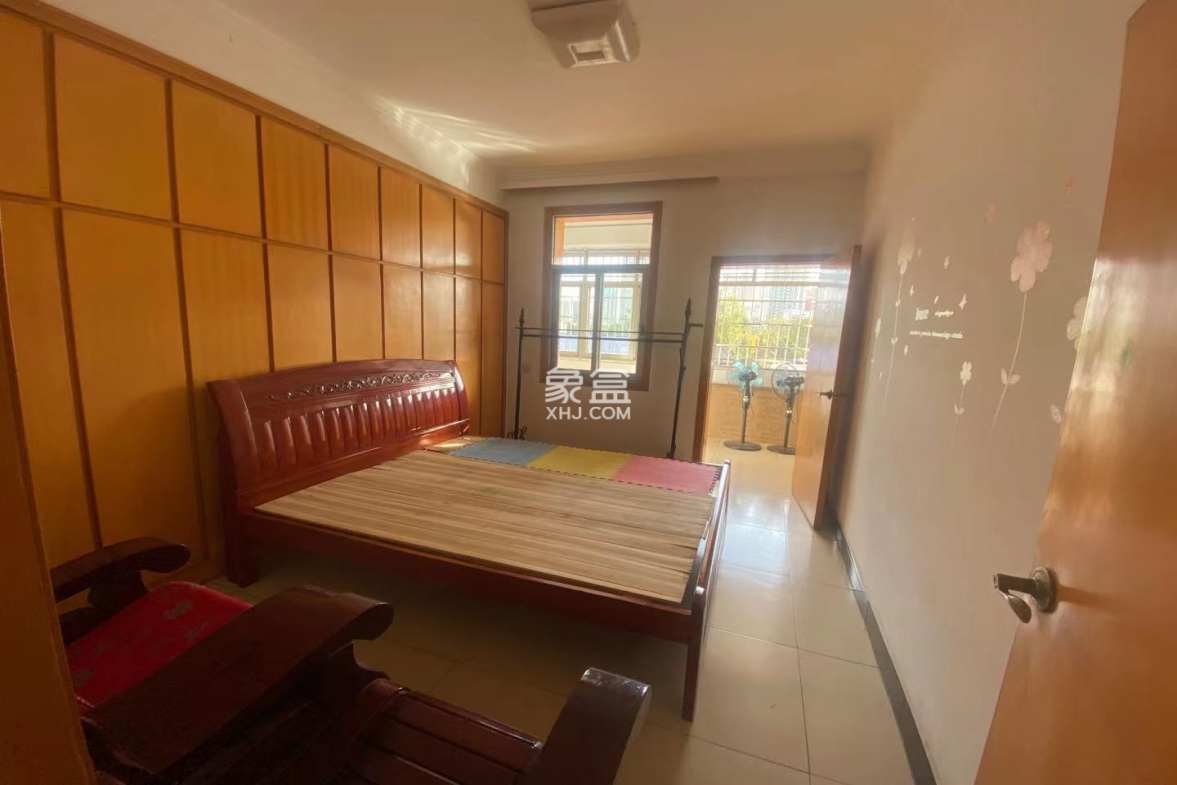 秀龙小区 3室1厅2卫 42.8万 秀龙小区 3室1厅2卫 42.8万卧室