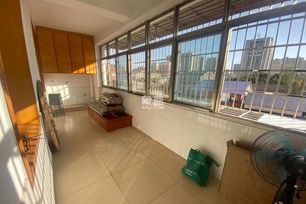 秀龙小区 3室1厅2卫 42.8万 秀龙小区 3室1厅2卫 42.8万卧室