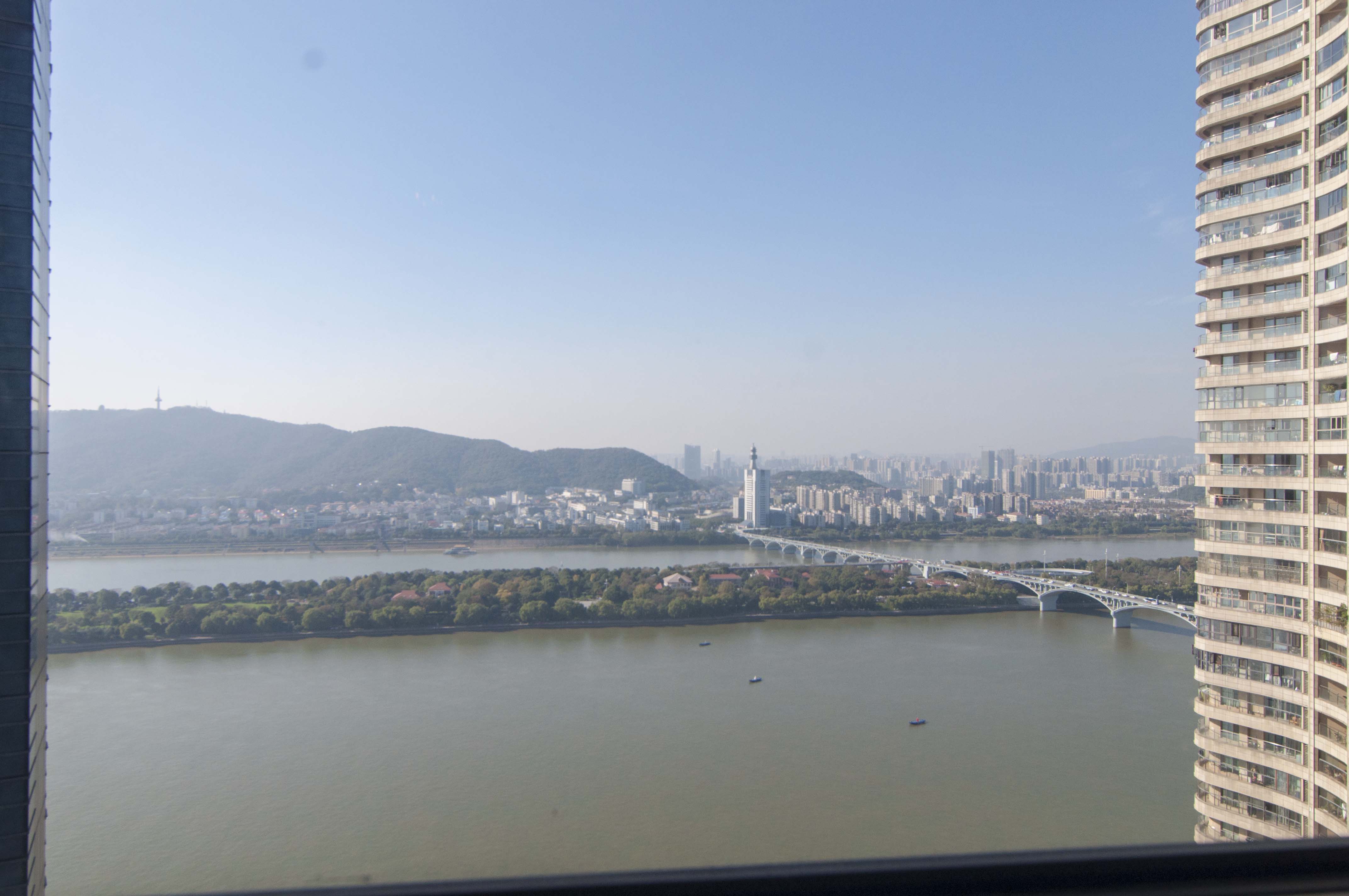 华远国际公寓  1室1厅1卫    89.8万阳台