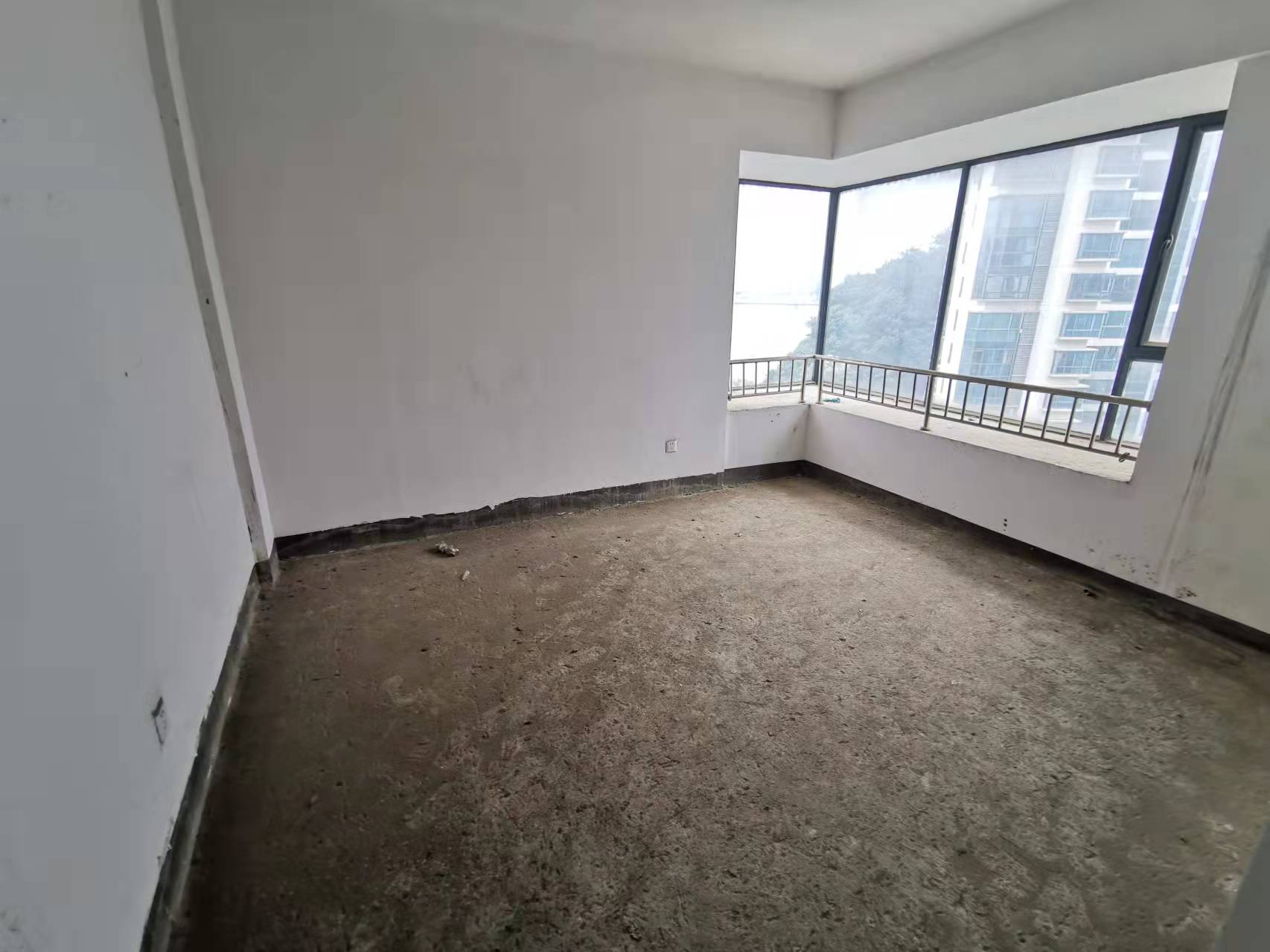 山水国际 5室2厅1卫 180.0万 山水国际 5室2厅1卫 180.0万客厅