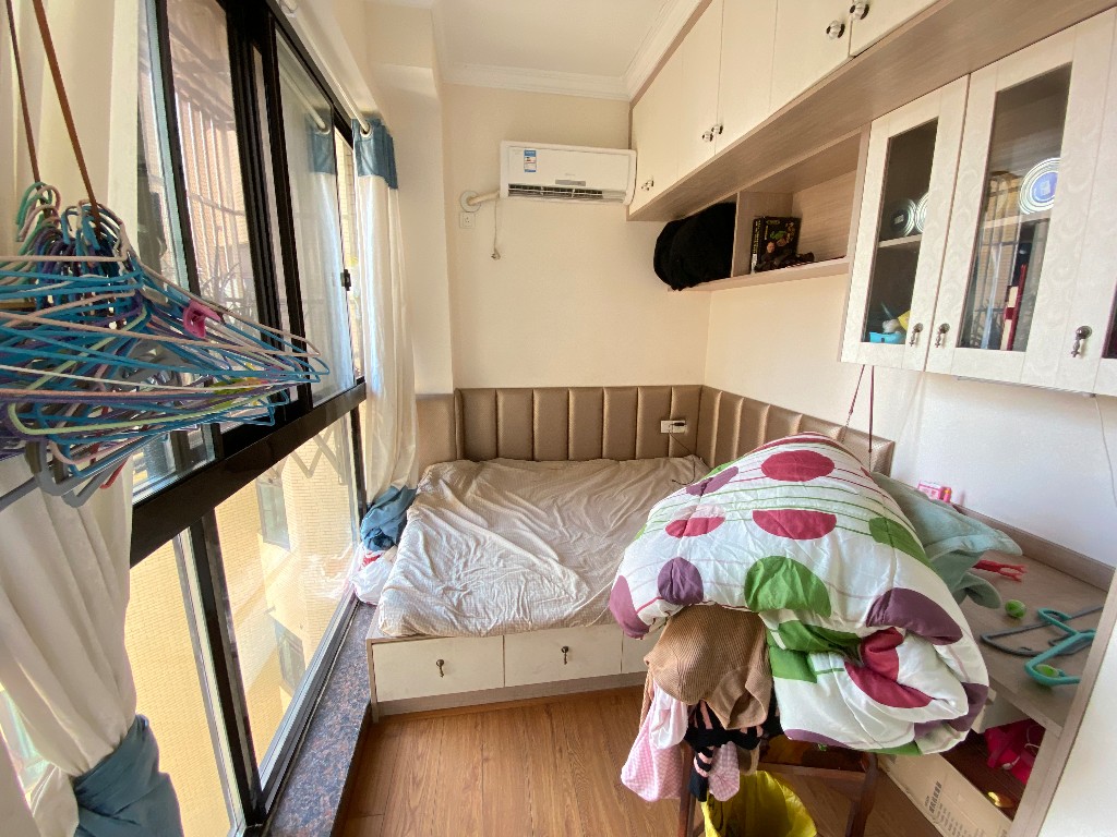 龙腾国际 3室2厅1卫 76.8万 龙腾国际 3室2厅1卫 76.8万客厅