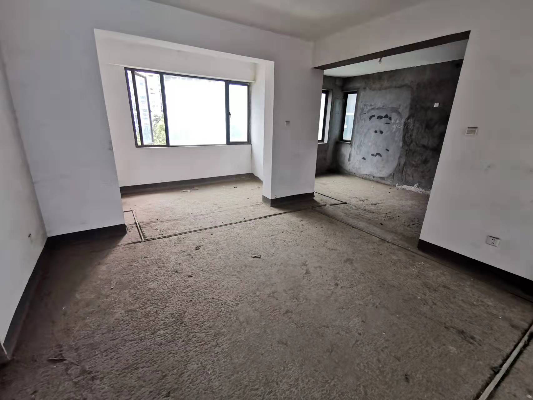 山水国际 5室2厅1卫 180.0万 山水国际 5室2厅1卫 180.0万客厅