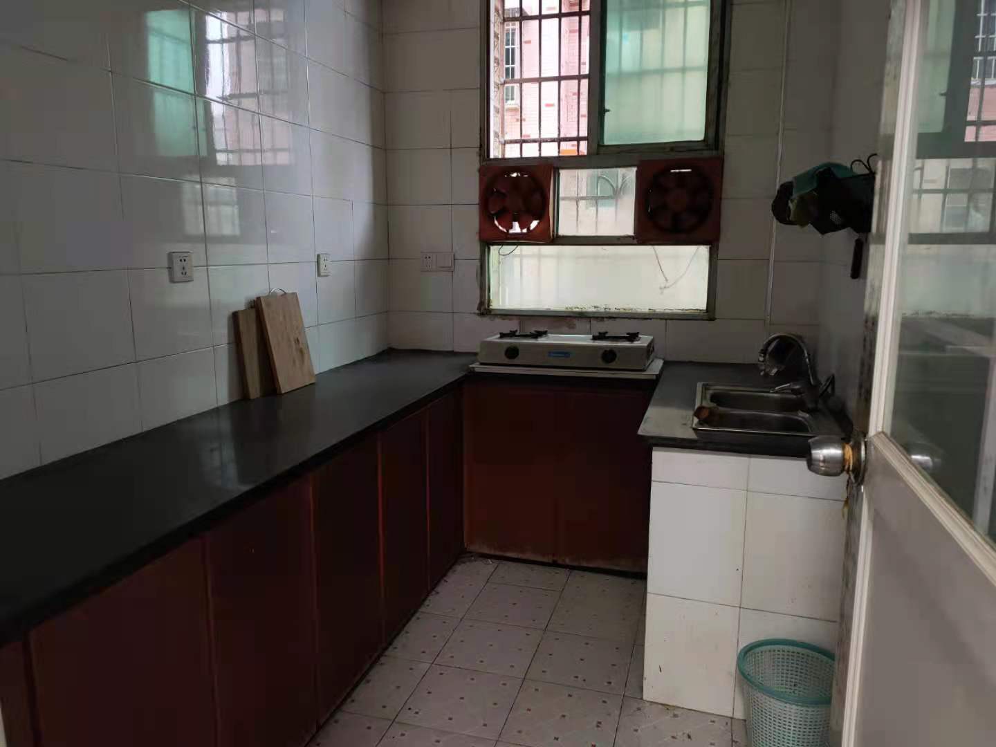 明月小区 3室2厅1卫 1300.0元/月 明月小区 3室2厅1卫 1300.0元/月室内图