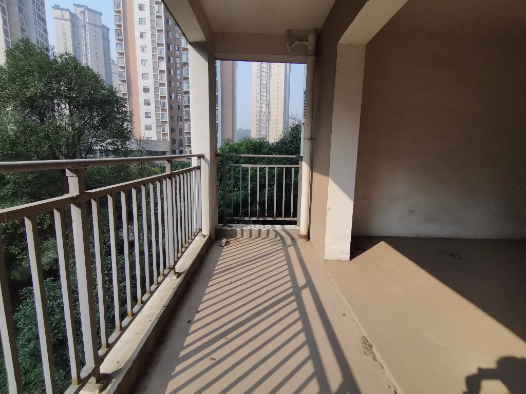 庐山春天二期曼城 5室2厅1卫 140.0万 庐山春天二期曼城 5室2厅1卫 140.0万客厅