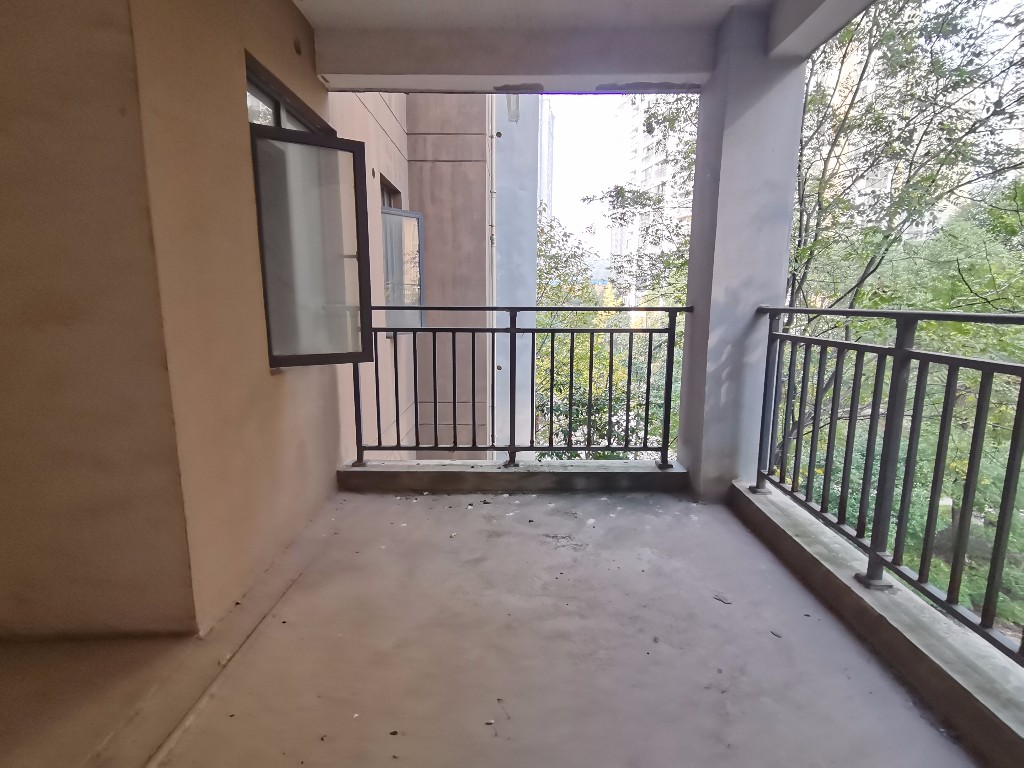 庐山春天二期曼城 5室2厅1卫 140.0万 庐山春天二期曼城 5室2厅1卫 140.0万客厅