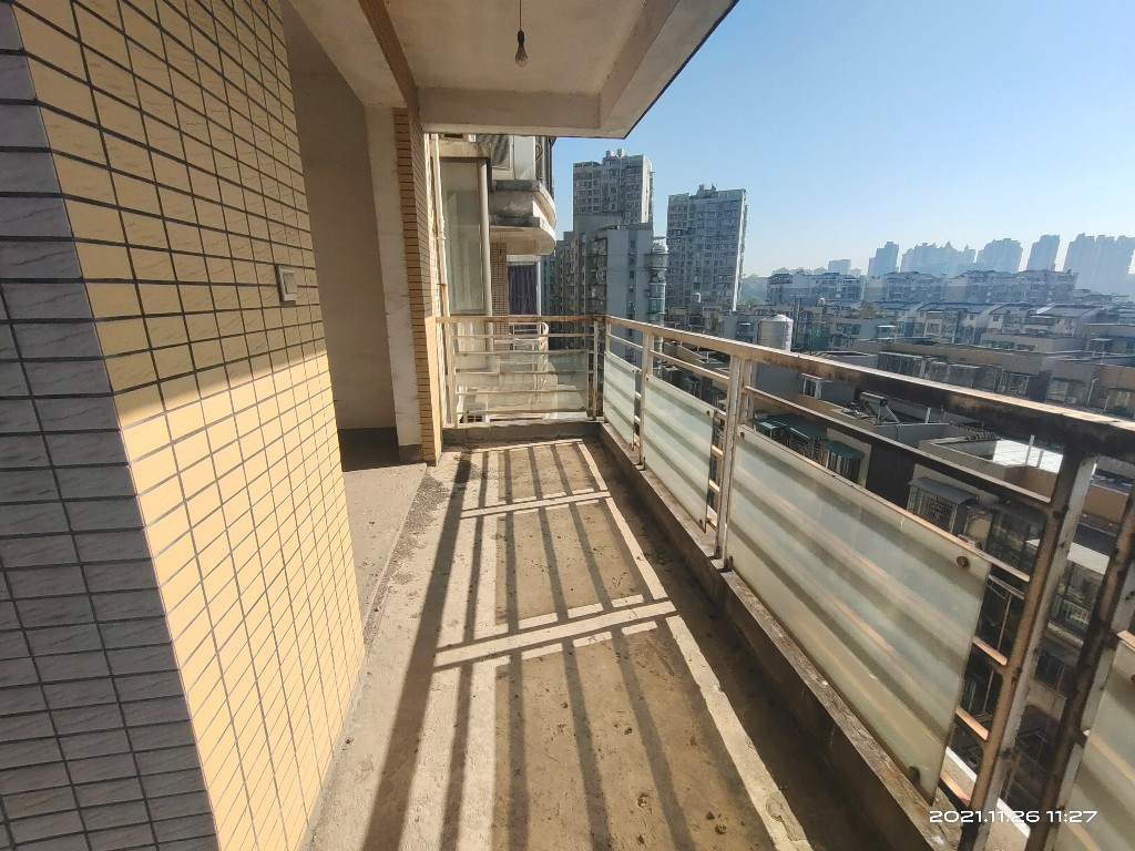 蓝盾景园一期  4室2厅1卫   80.00万客厅