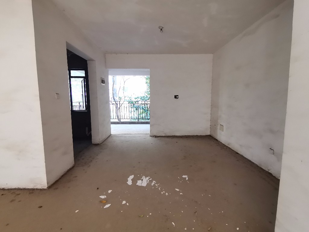 庐山春天二期曼城 5室2厅1卫 140.0万 庐山春天二期曼城 5室2厅1卫 140.0万客厅