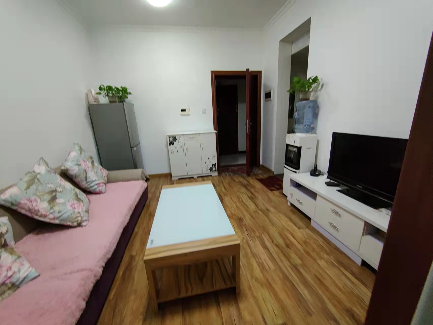 南湖春天  1室1厅1卫    1600.0元/月 南湖春天  1室1厅1卫    1600.0元/月室内图