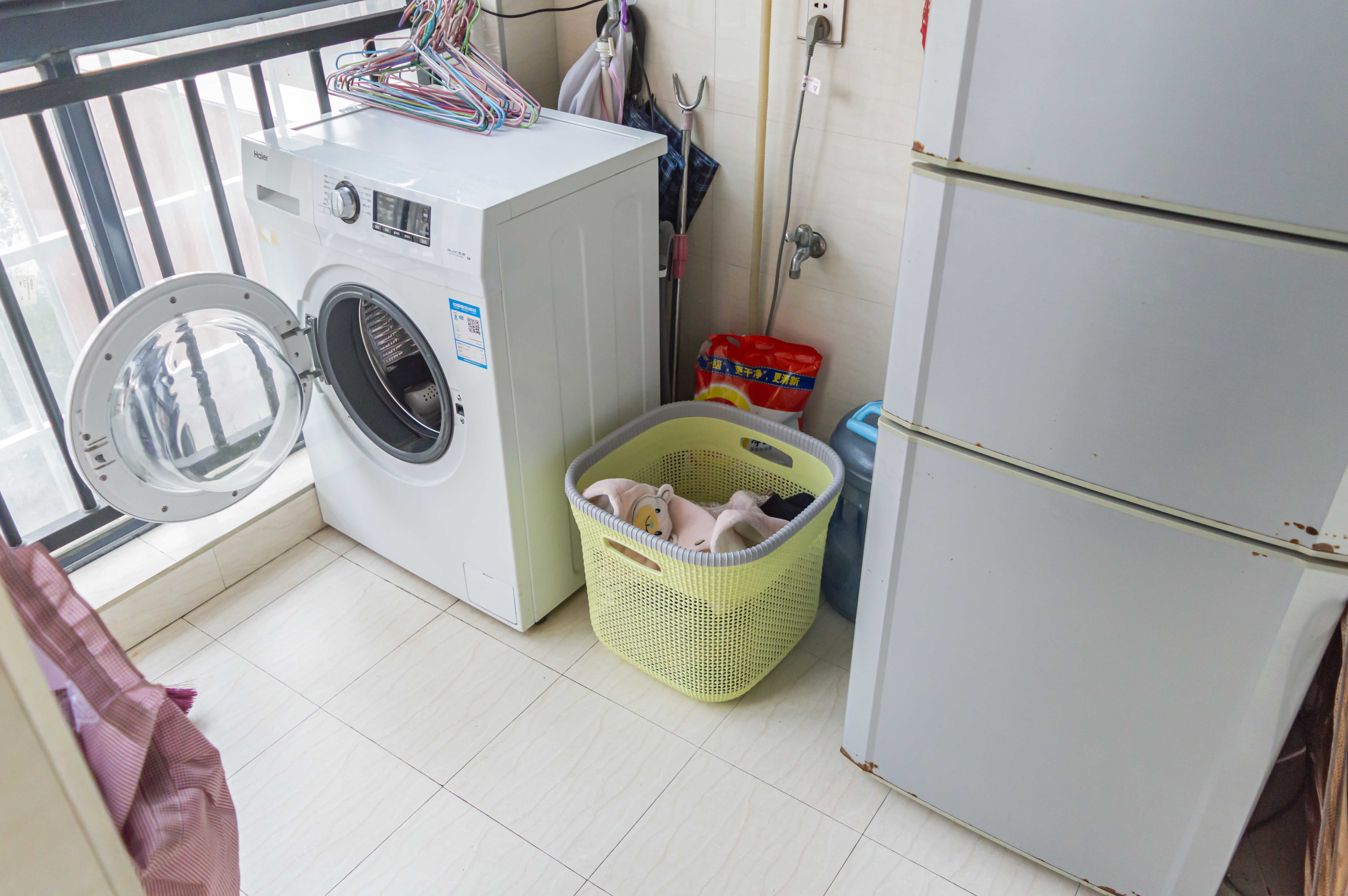 银海御苑  3室2厅2卫   48.00万客厅