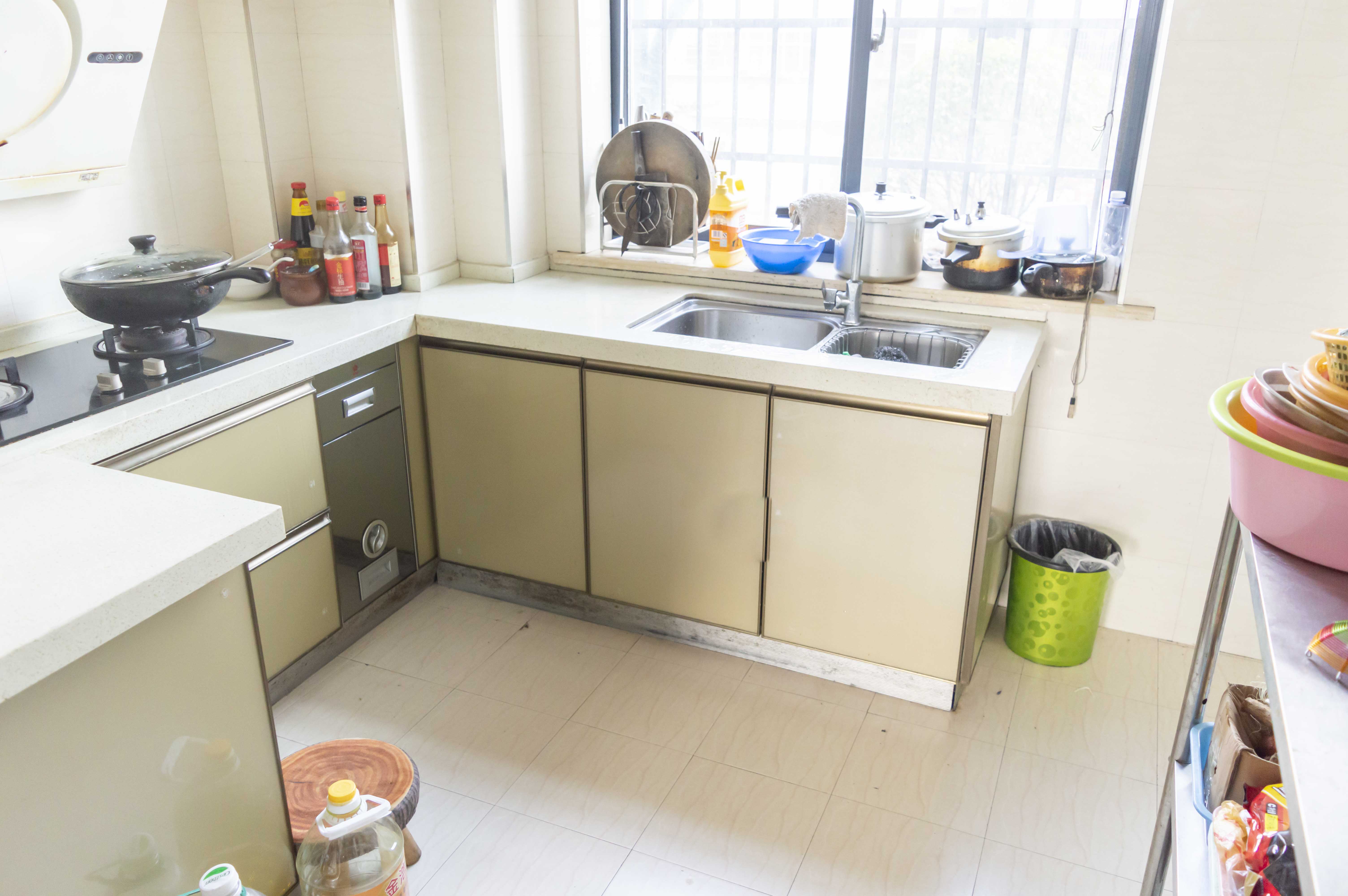 银海御苑  3室2厅2卫   48.00万客厅