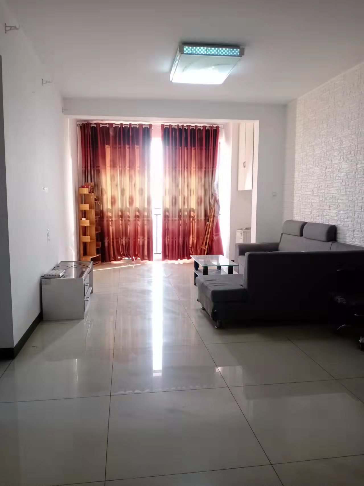 百江花园 2室2厅1卫 45.0万 百江花园 2室2厅1卫 45.0万客厅