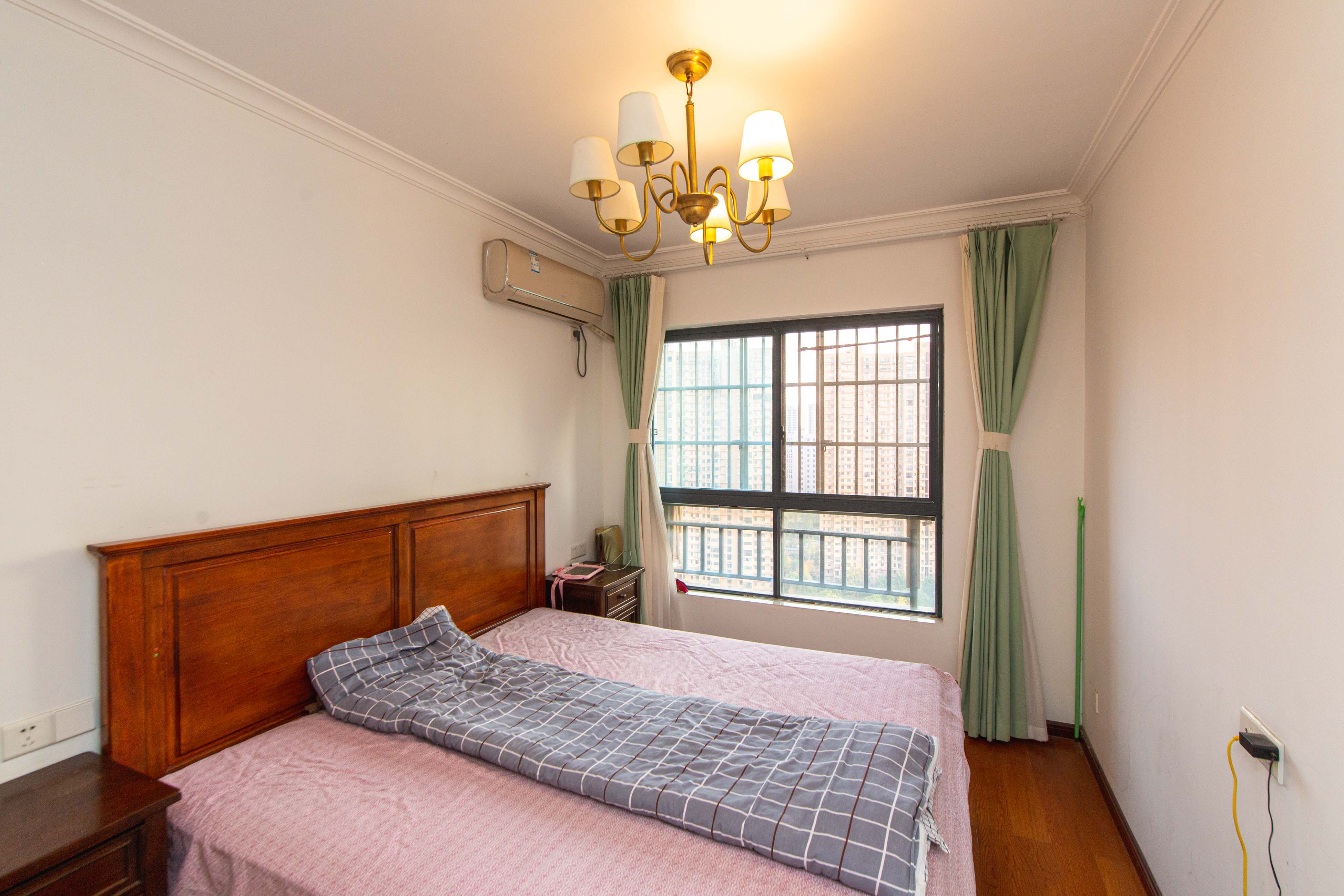 香樟兰亭（朗峰苑）  4室2厅2卫    142.0万卧室