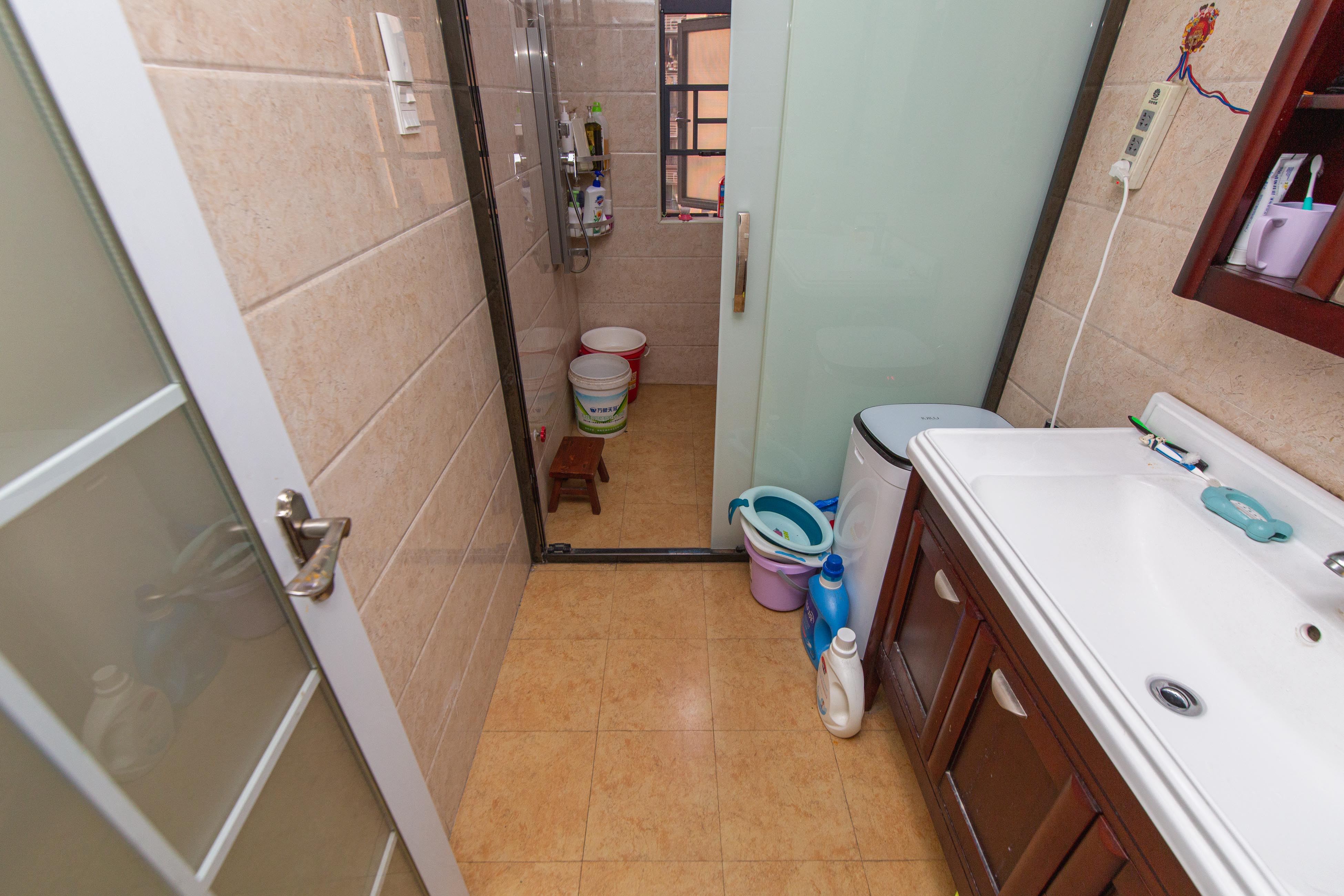 香樟兰亭（朗峰苑）  4室2厅2卫    142.0万卫生间