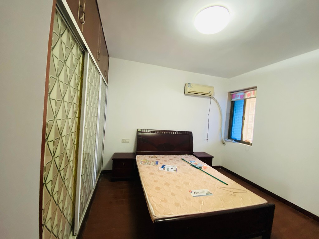 石宋路99号东程工业品市场 3室2厅2卫 48.0万 石宋路99号东程工业品市场 3室2厅2卫 48.0万客厅