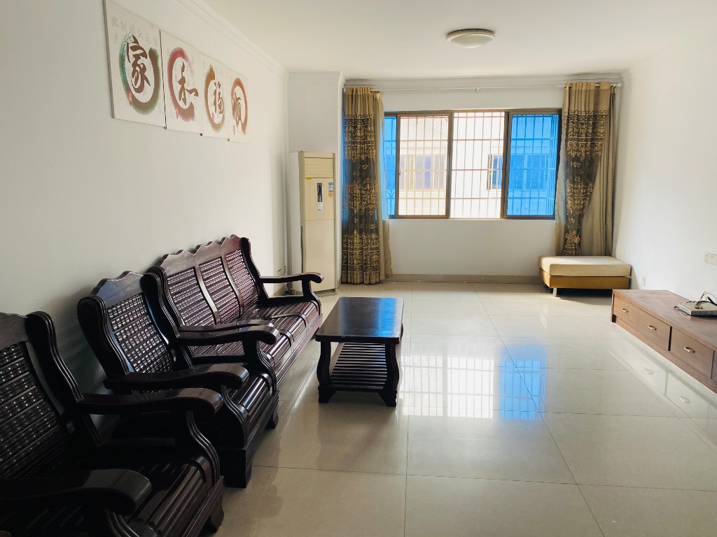 石宋路99号东程工业品市场 3室2厅2卫 48.0万 石宋路99号东程工业品市场 3室2厅2卫 48.0万客厅