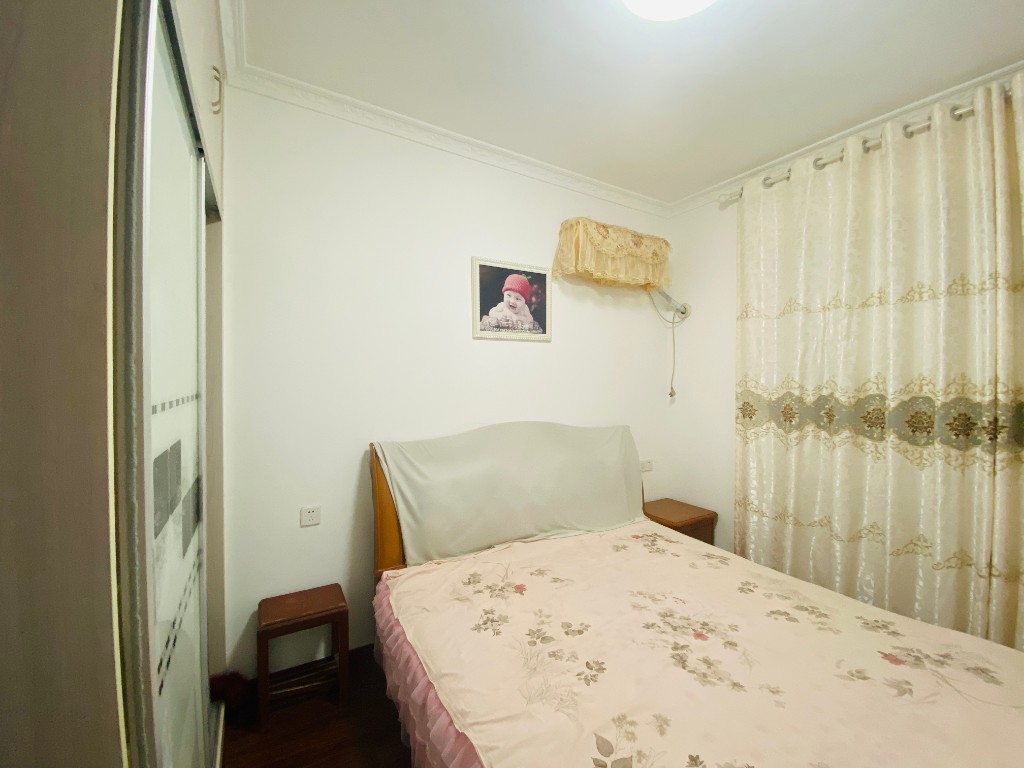 经世皇城 3室2厅2卫 88.00万 经世皇城 3室2厅2卫 88.00万客厅