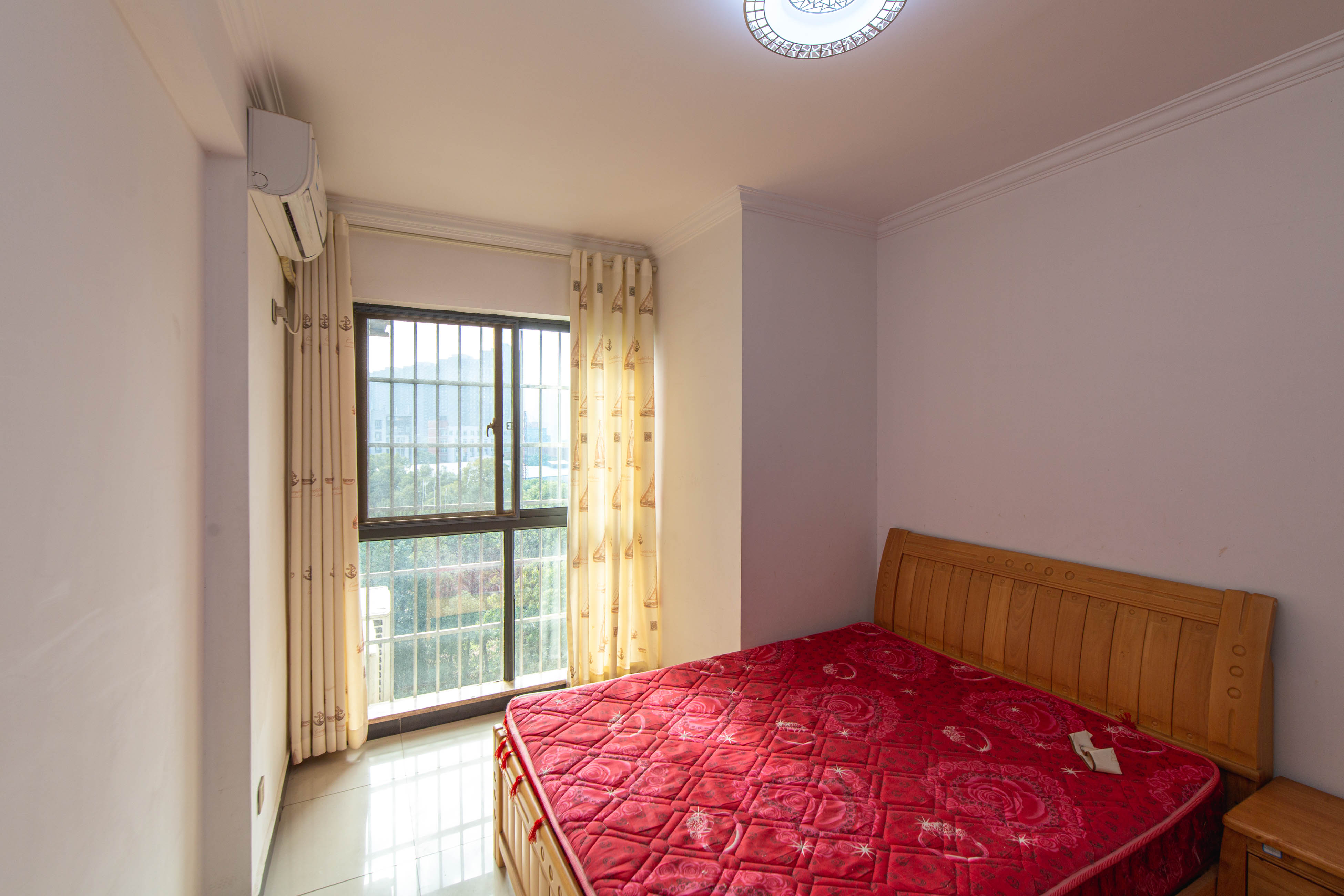 优山美地  4室2厅1卫    140.0万卧室