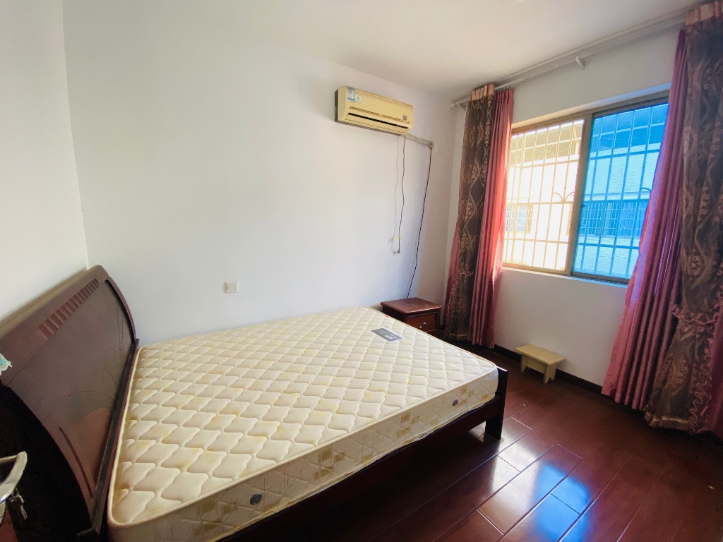 石宋路99号东程工业品市场 3室2厅2卫 48.0万 石宋路99号东程工业品市场 3室2厅2卫 48.0万客厅