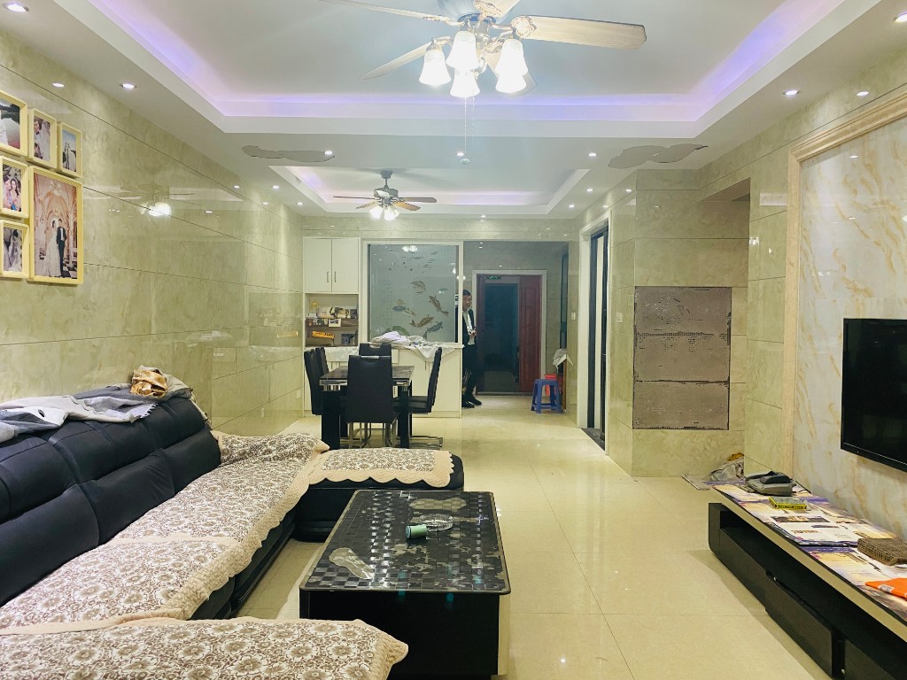 经世皇城 3室2厅2卫 88.00万 经世皇城 3室2厅2卫 88.00万客厅