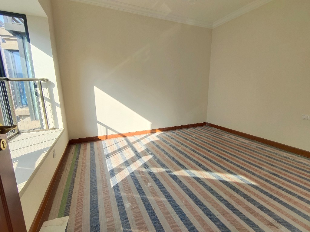 恒大华府  4室2厅2卫    150.0万客厅