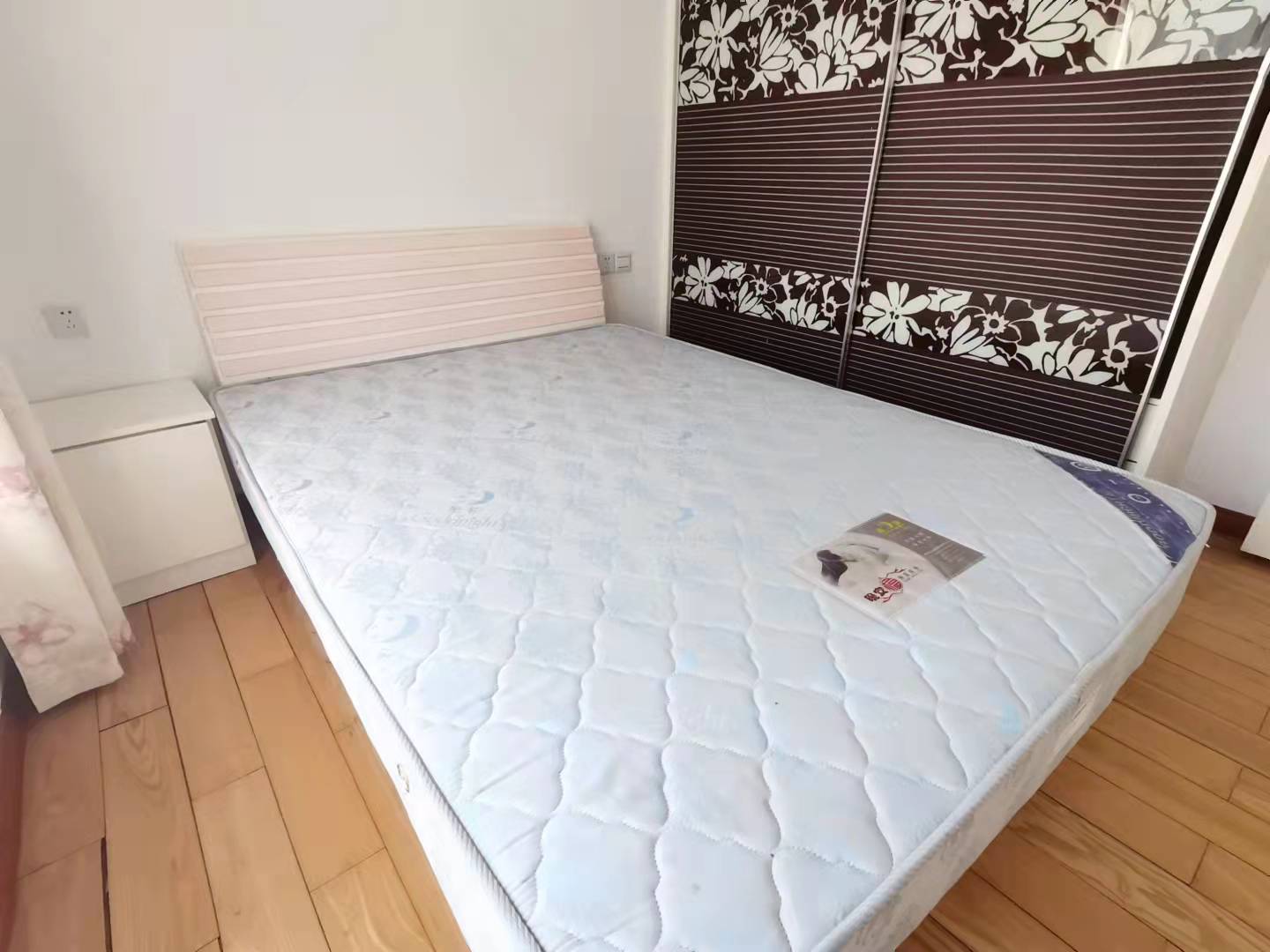 康和山庄 3室2厅1卫 1500.00元/月 康和山庄 3室2厅1卫 1500.00元/月室内图