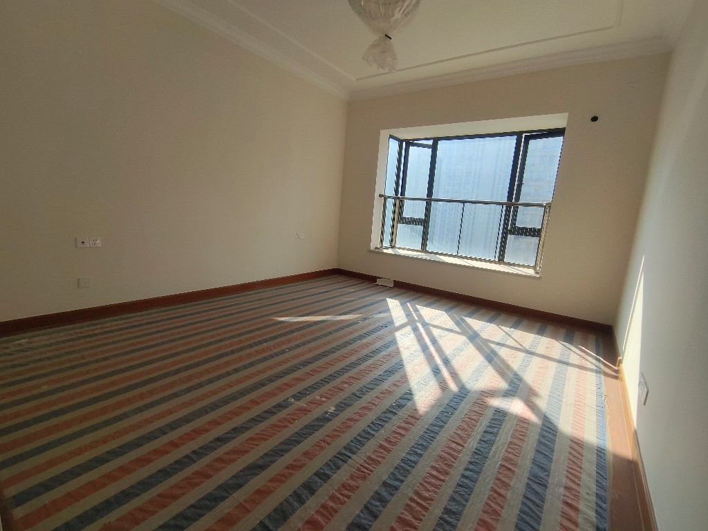 恒大华府 4室2厅2卫 150.0万 恒大华府 4室2厅2卫 150.0万客厅