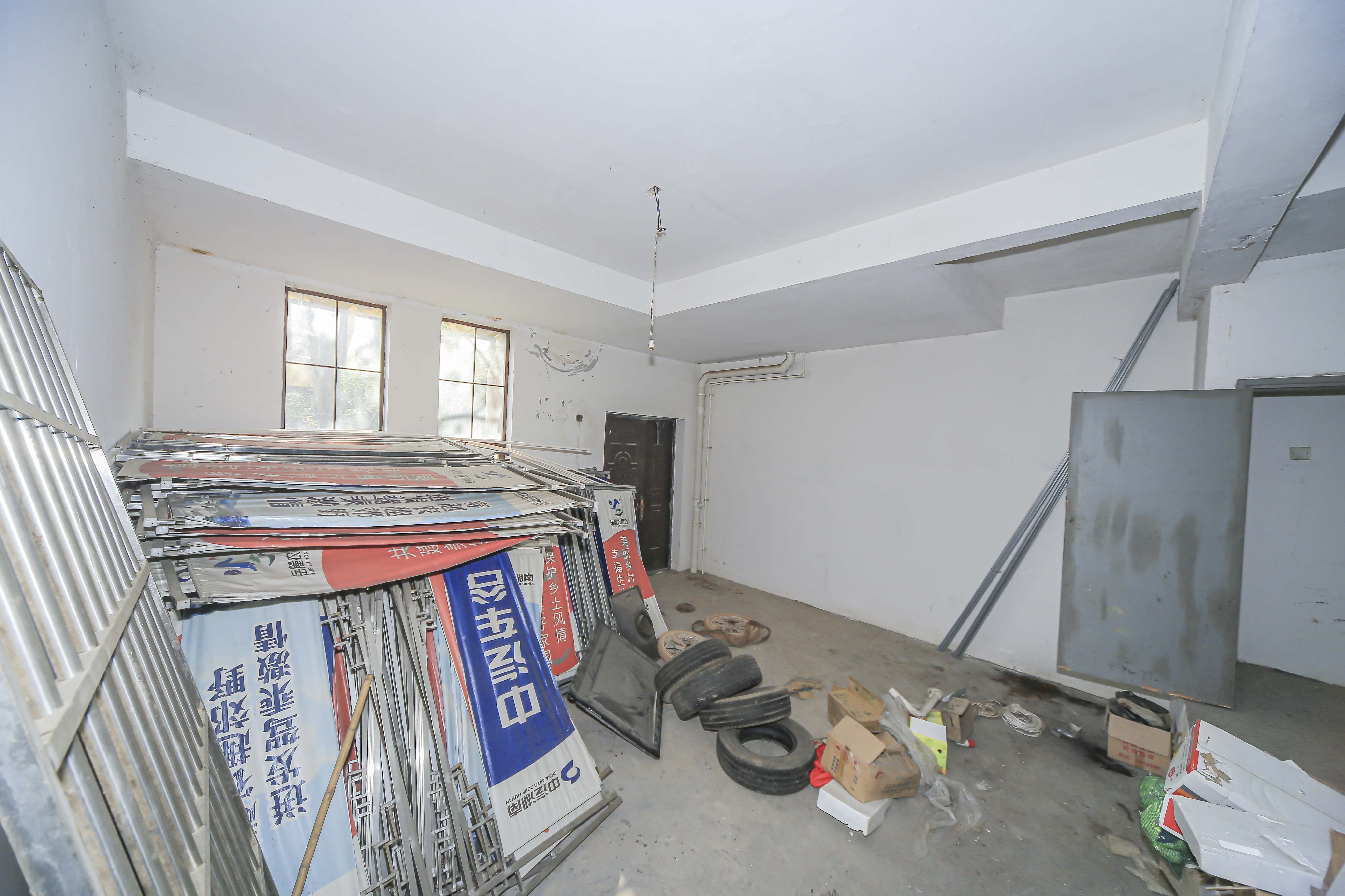 九龙领仕汇  5室2厅3卫   268.00万客厅