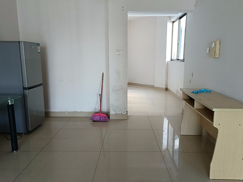 紫金名门  2室2厅1卫    48.8万 紫金名门  2室2厅1卫    48.8万客厅