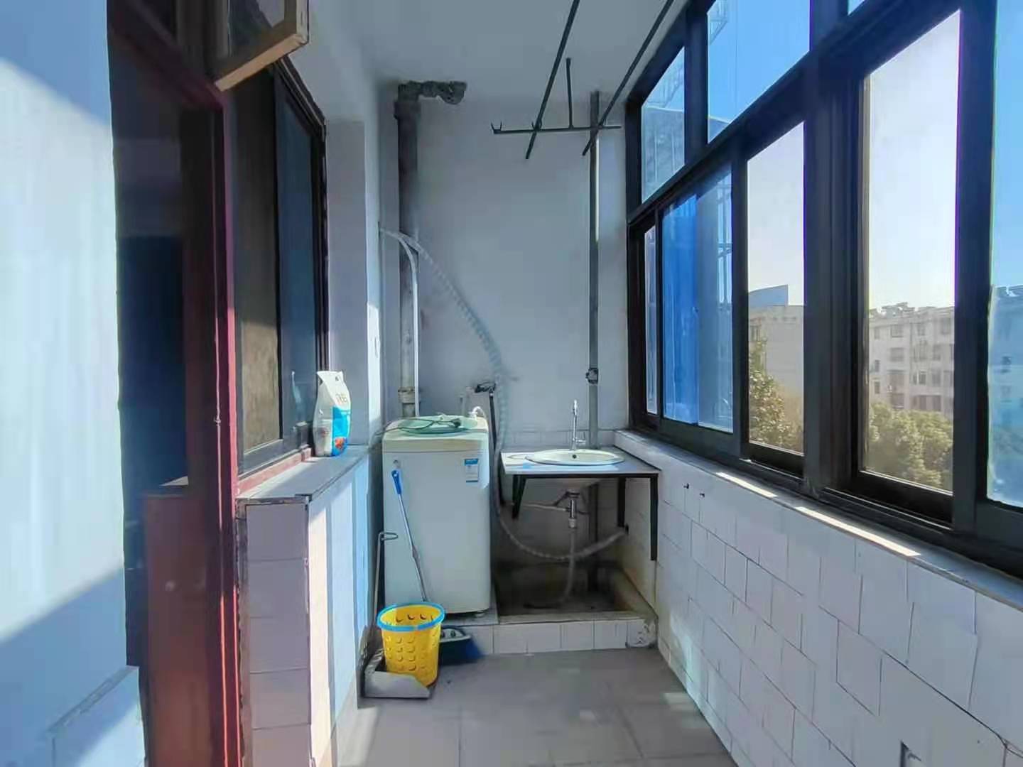 红盾小区 3室2厅1卫 1300.0元/月 红盾小区 3室2厅1卫 1300.0元/月室内图