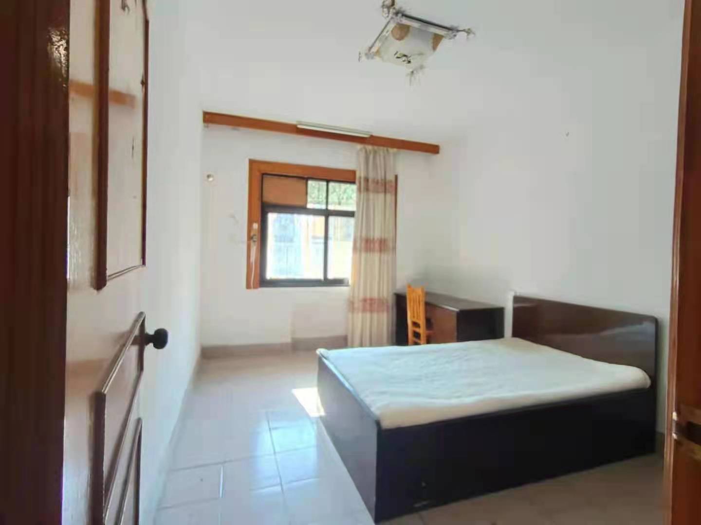 红盾小区 3室2厅1卫 1300.0元/月 红盾小区 3室2厅1卫 1300.0元/月室内图