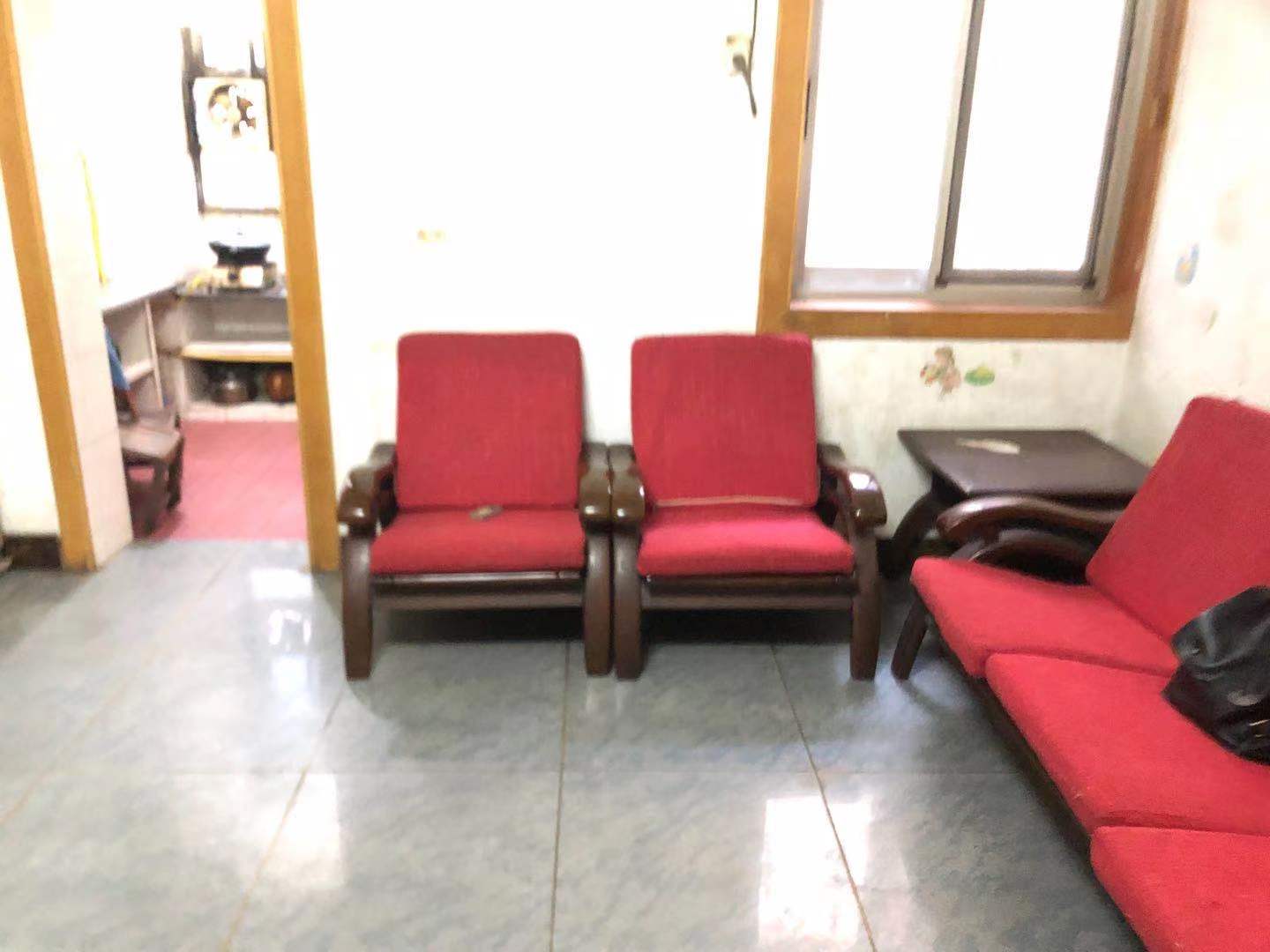 冶金工业学校大坪路19号 3室2厅1卫 26.8万 冶金工业学校大坪路19号 3室2厅1卫 26.8万客厅