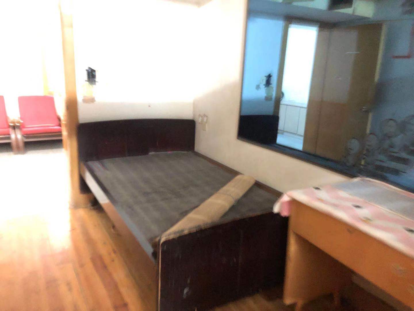 冶金工业学校大坪路19号 3室2厅1卫 26.8万 冶金工业学校大坪路19号 3室2厅1卫 26.8万客厅