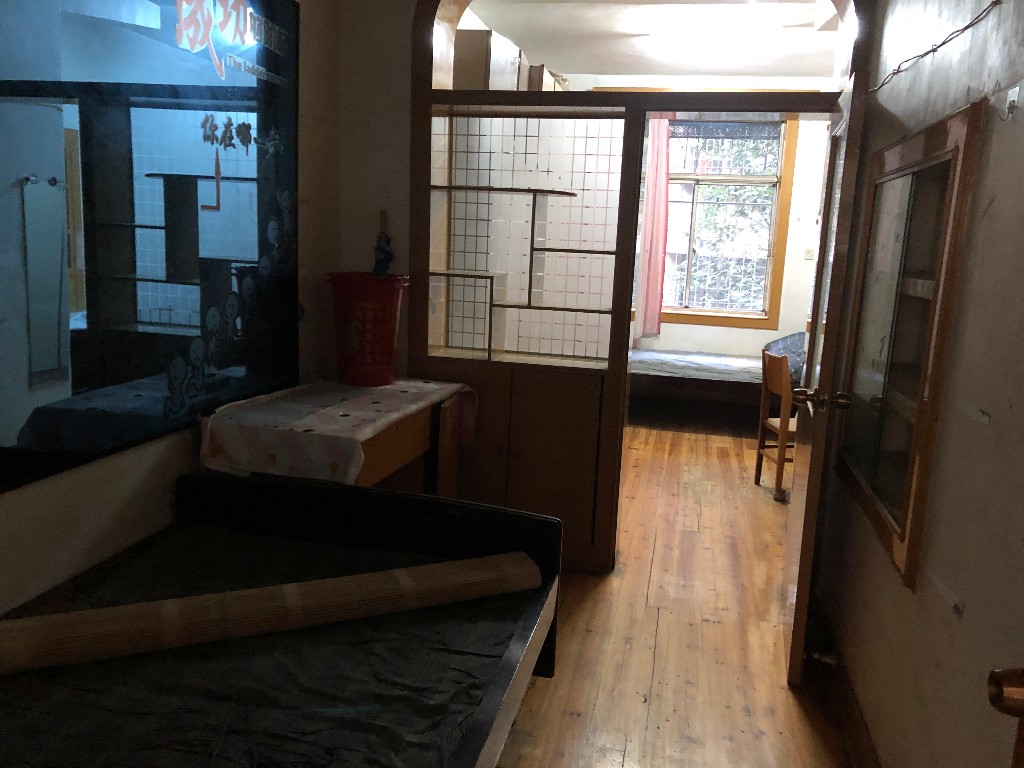 冶金工业学校大坪路19号 3室2厅1卫 26.8万 冶金工业学校大坪路19号 3室2厅1卫 26.8万客厅