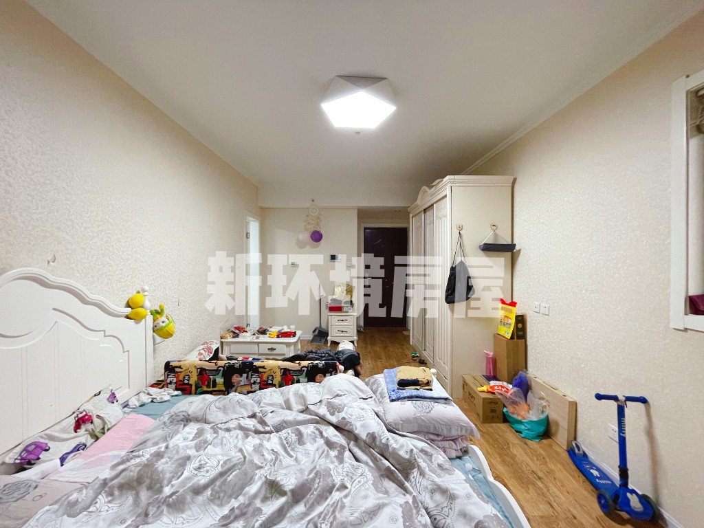 华城泊郡  1室0厅1卫   60.50万客厅
