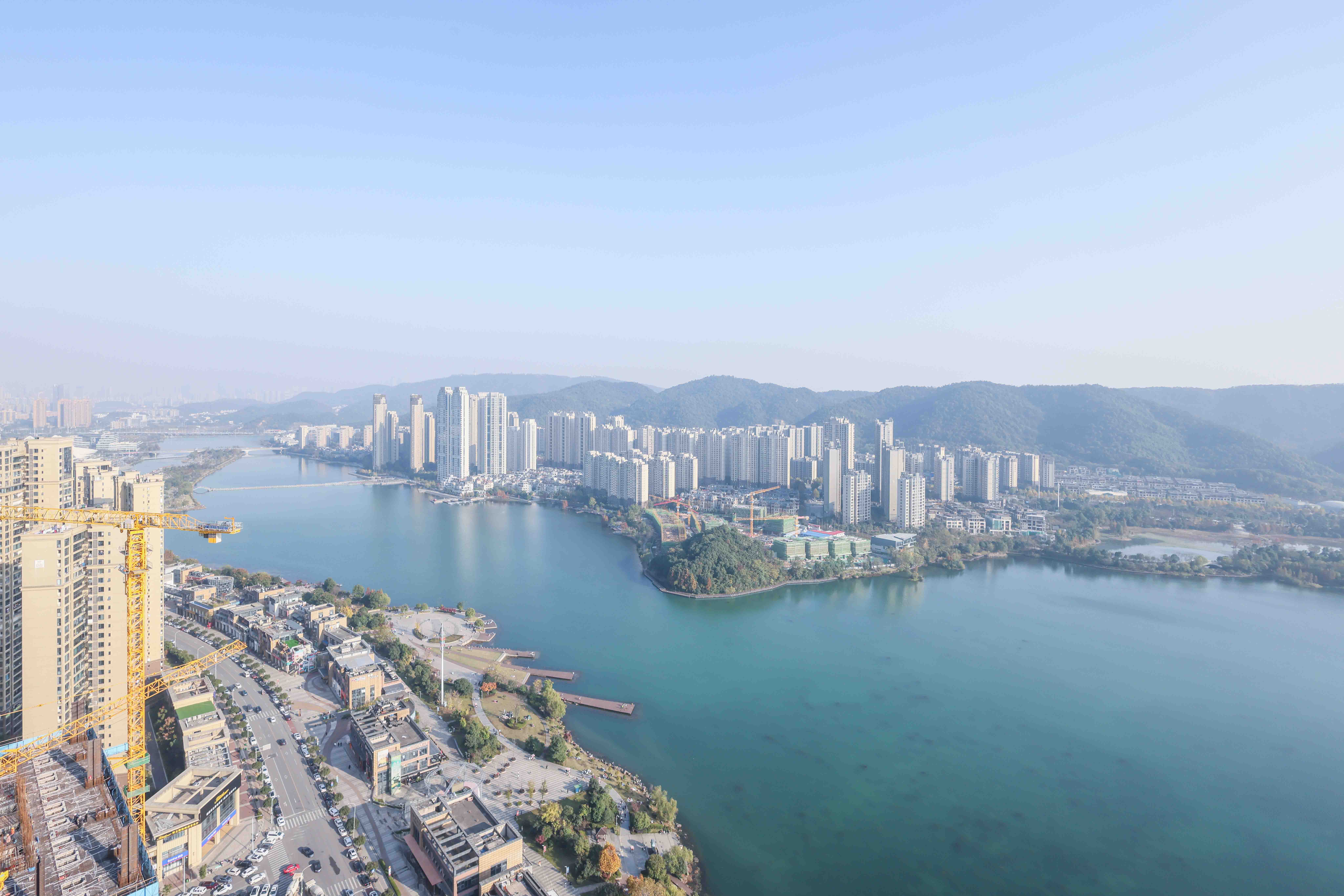 天祥水晶湾  4室2厅2卫    320.0万阳台