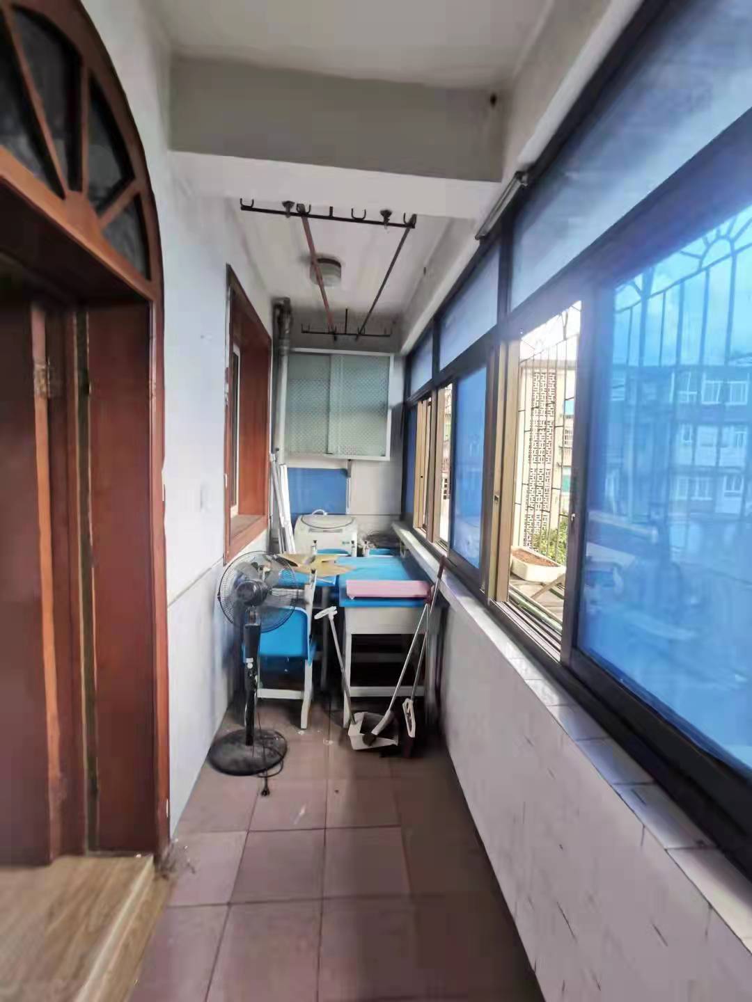 水仙路口公交小区  2室1厅1卫   29.50万客厅