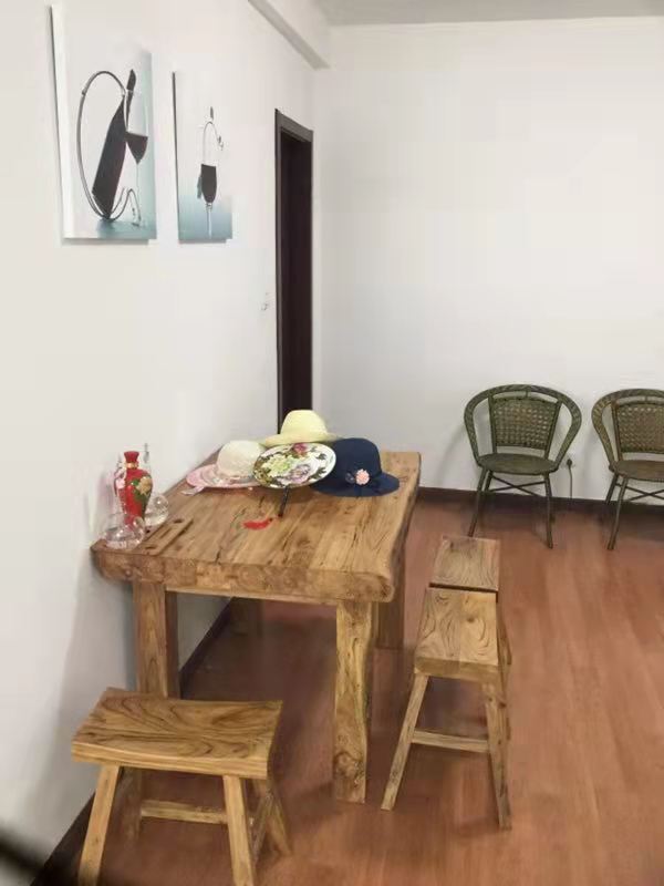 华城国际  3室2厅2卫   173.00万客厅
