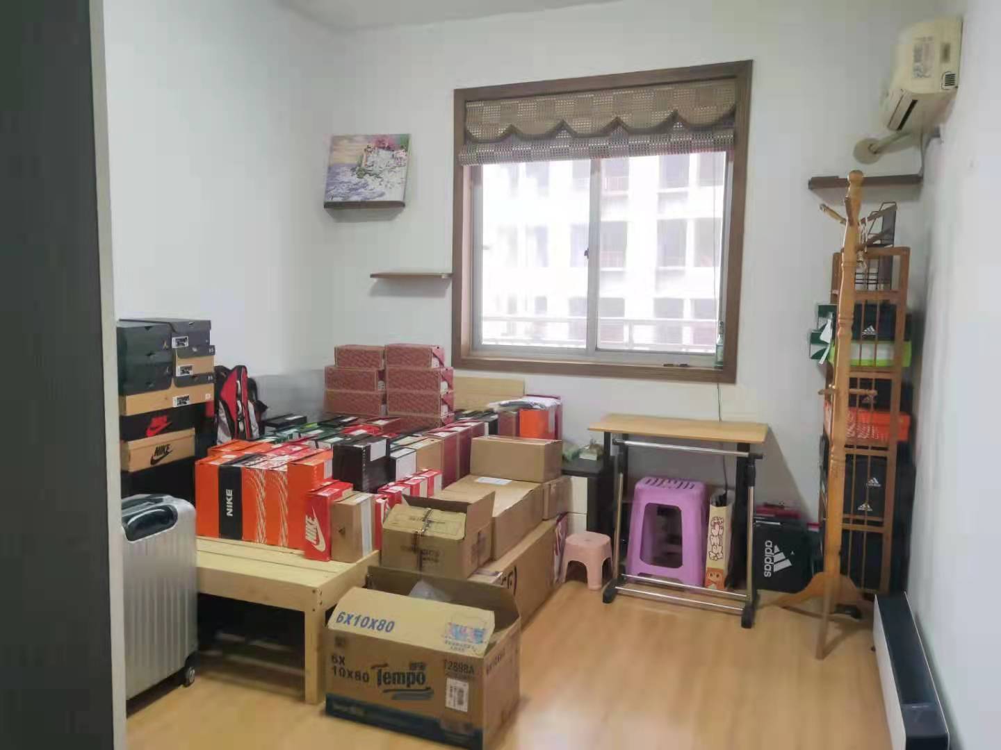 耀华大厦 4室2厅2卫 95.8万 耀华大厦 4室2厅2卫 95.8万客厅