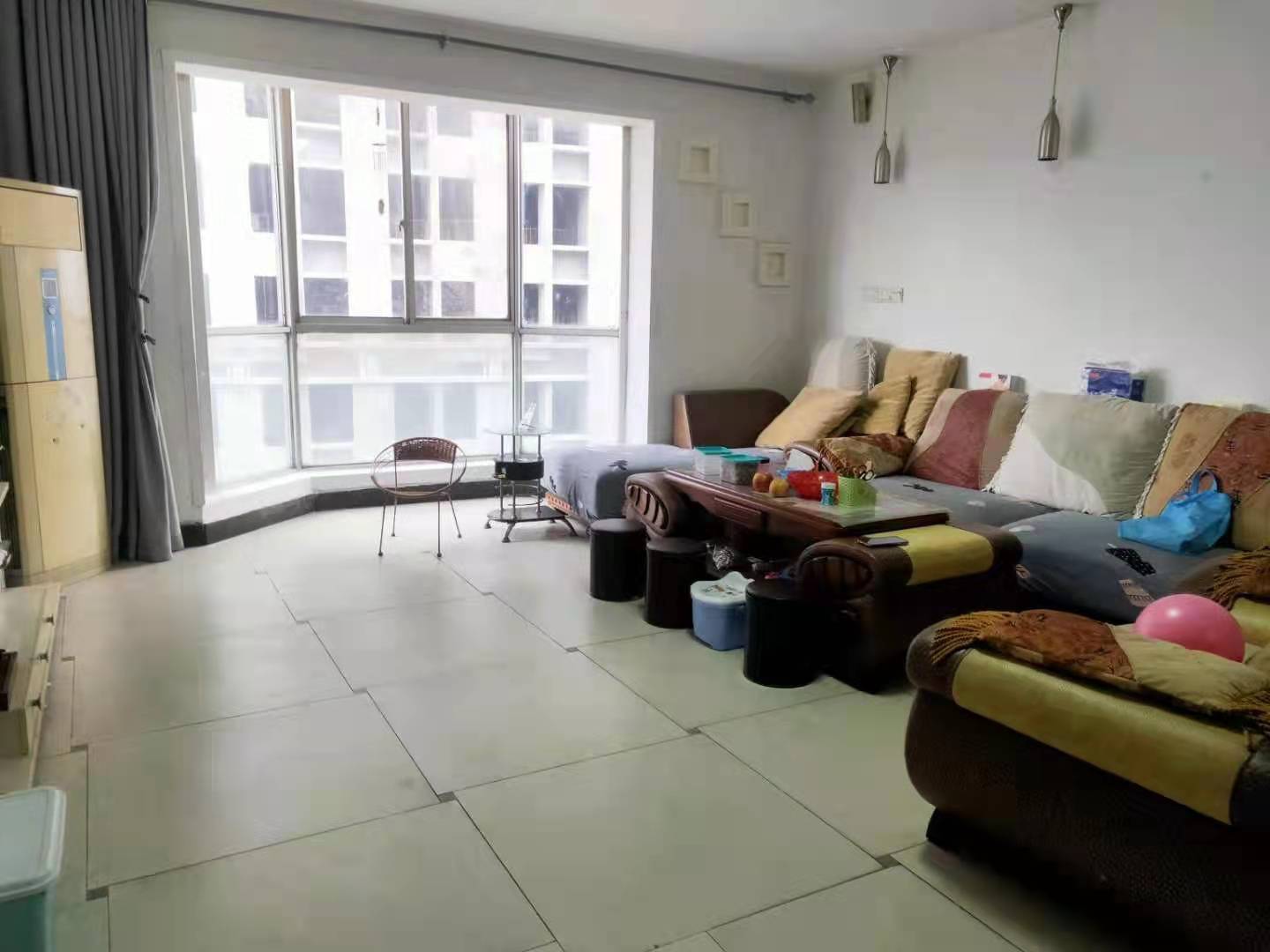 耀华大厦 4室2厅2卫 95.8万 耀华大厦 4室2厅2卫 95.8万客厅