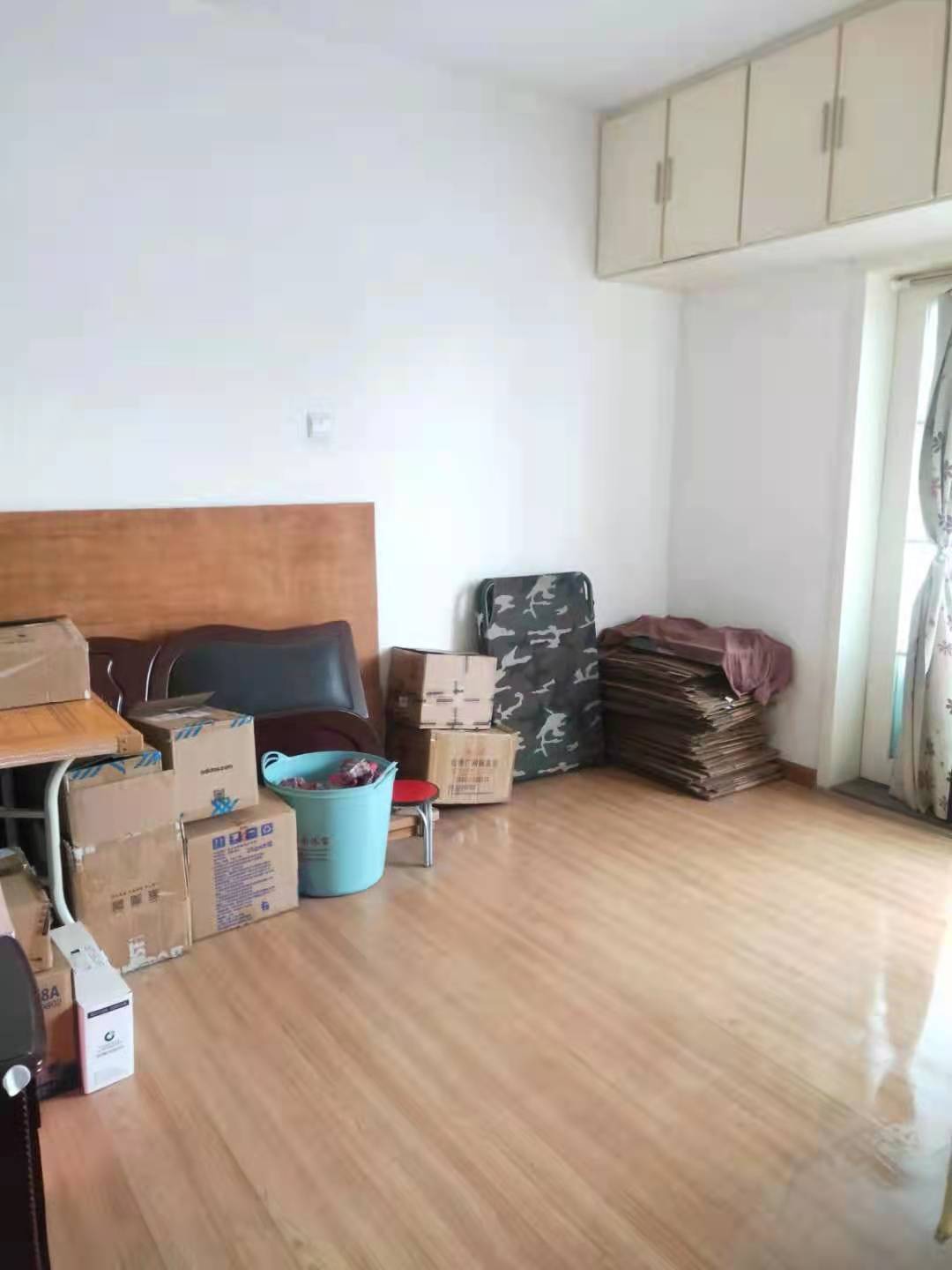 耀华大厦 4室2厅2卫 95.8万 耀华大厦 4室2厅2卫 95.8万客厅