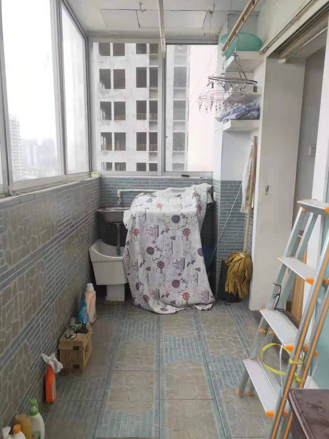 耀华大厦 4室2厅2卫 95.8万 耀华大厦 4室2厅2卫 95.8万客厅