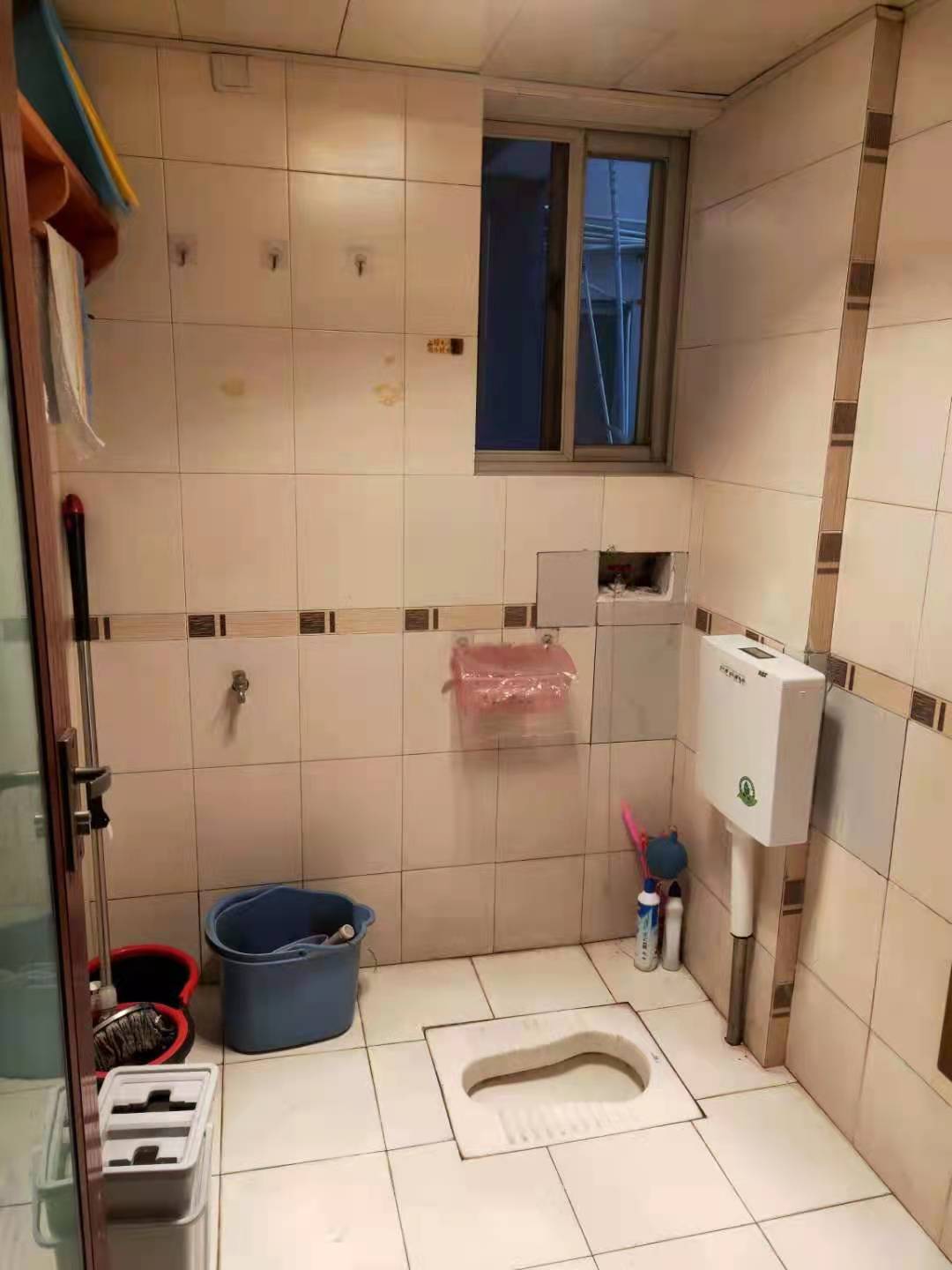 耀华大厦 4室2厅2卫 95.8万 耀华大厦 4室2厅2卫 95.8万客厅