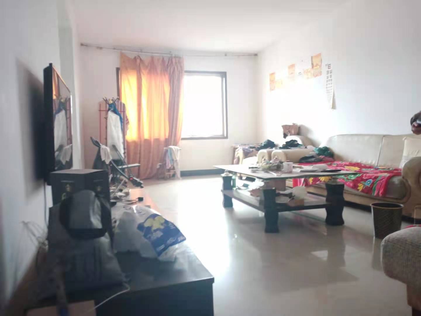 东方工具厂 3室2厅2卫 42.8万 东方工具厂 3室2厅2卫 42.8万客厅