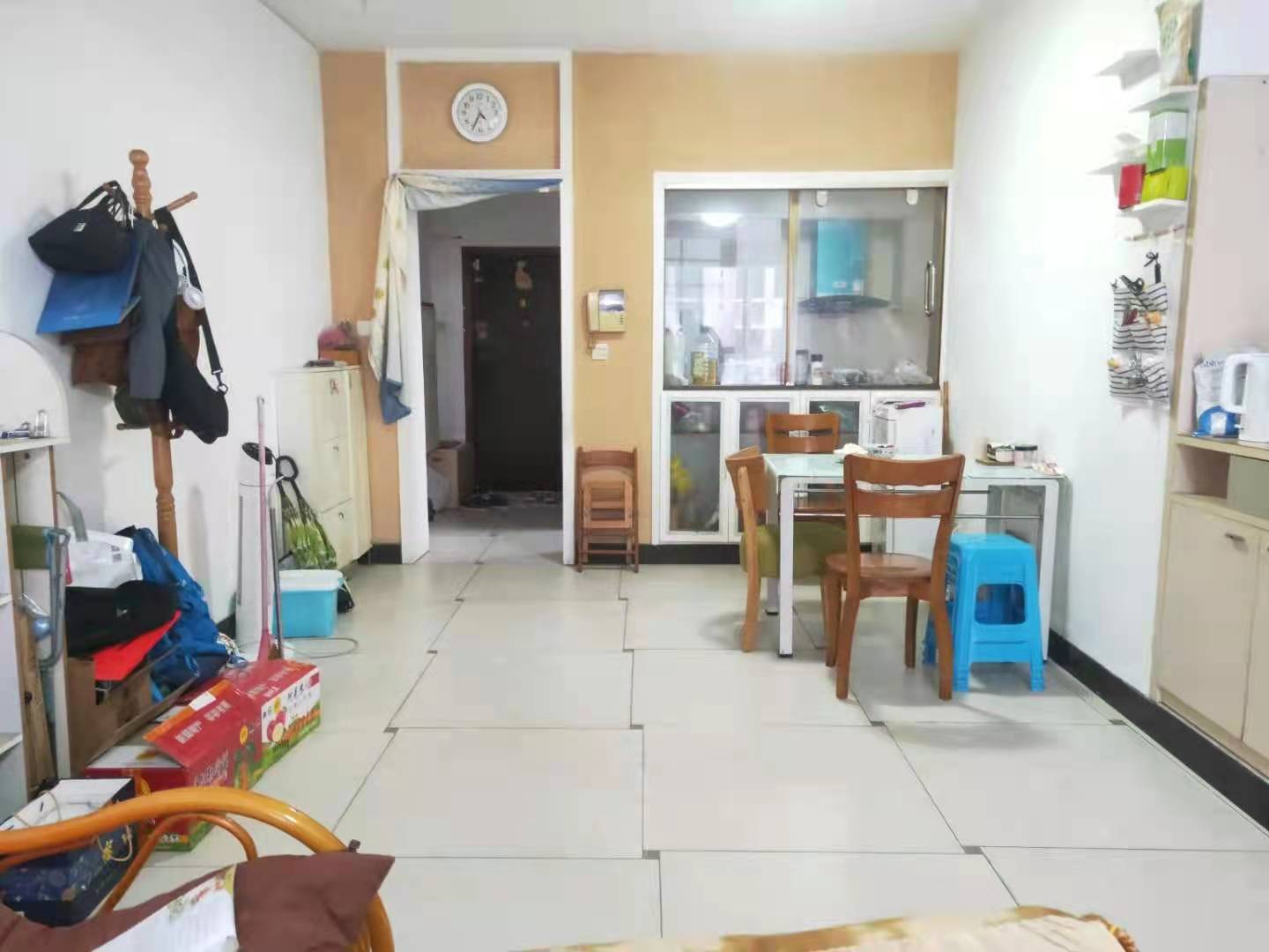 耀华大厦 4室2厅2卫 95.8万 耀华大厦 4室2厅2卫 95.8万客厅