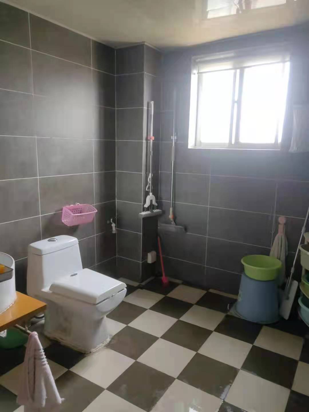 耀华大厦 4室2厅2卫 95.8万 耀华大厦 4室2厅2卫 95.8万客厅