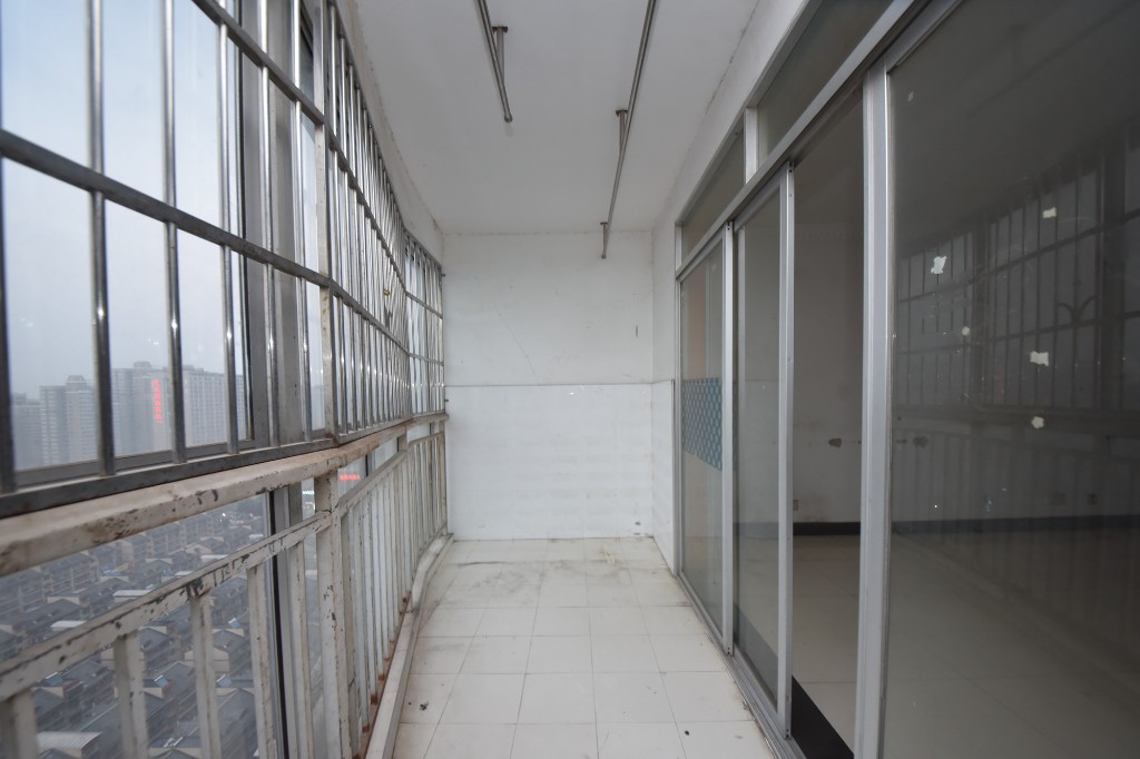 高桥现代商贸城  4室3厅2卫    118.88万阳台