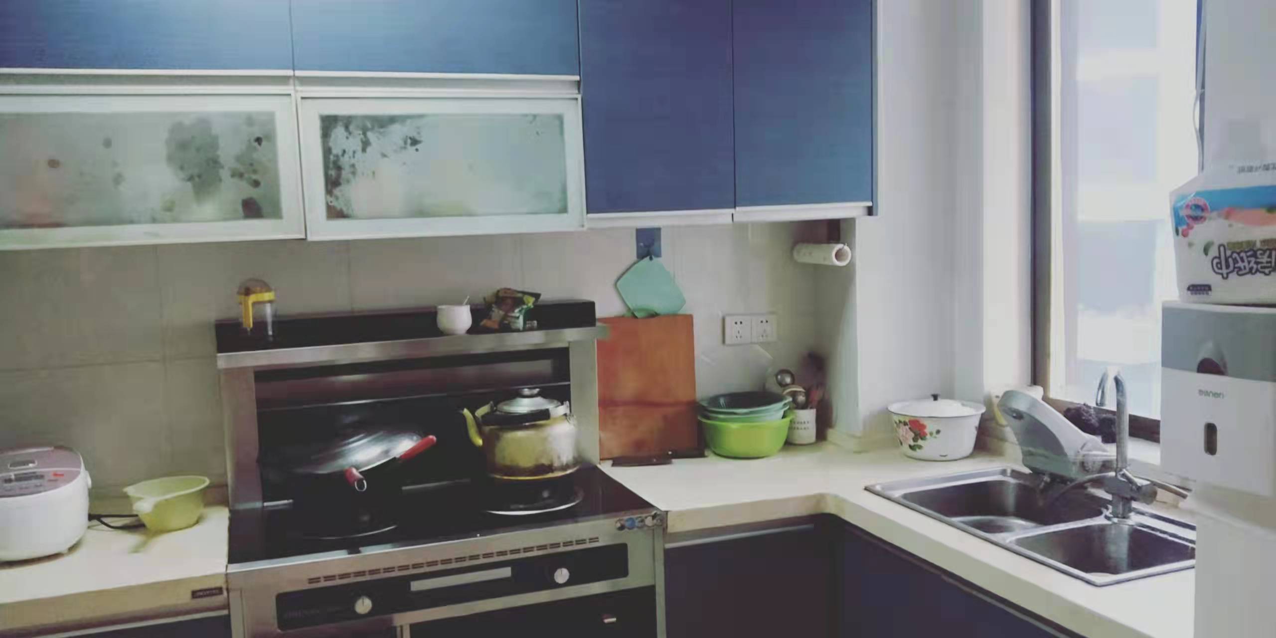 精锐华府(精锐华庭) 3室2厅2卫 66.8万 精锐华府(精锐华庭) 3室2厅2卫 66.8万厨房